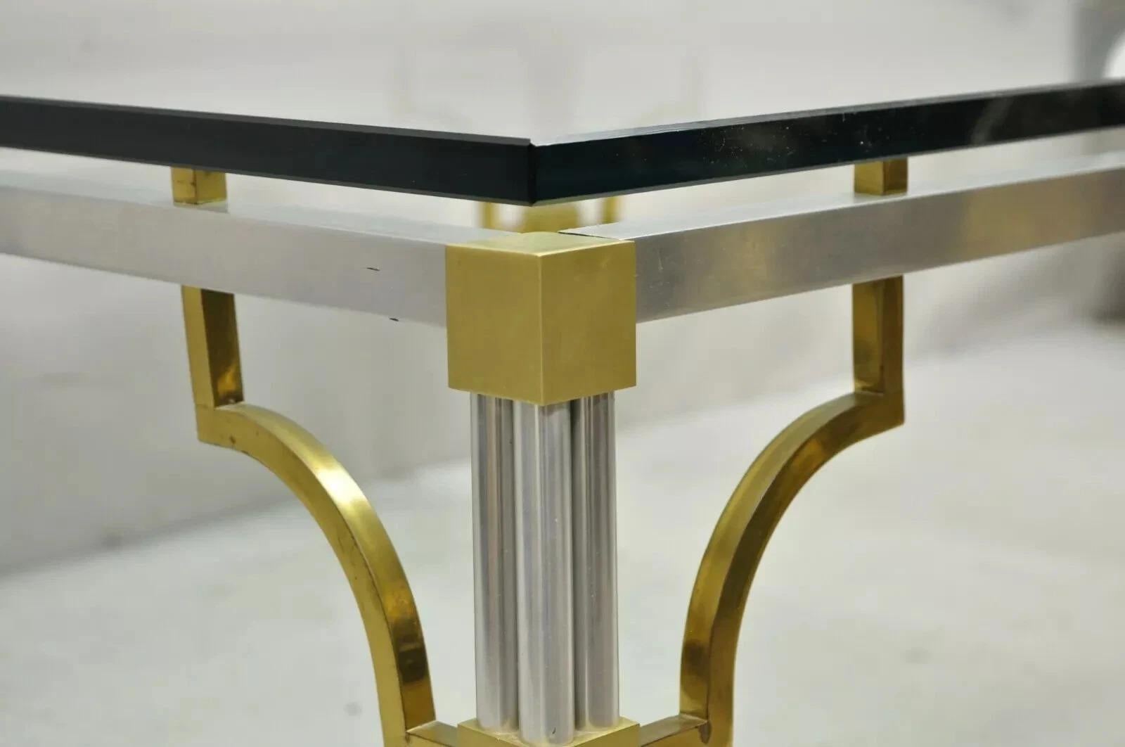 Hollywood Regency Table basse de style Maison Jansen en aluminium brossé et laiton chantourné de clés grecques en vente