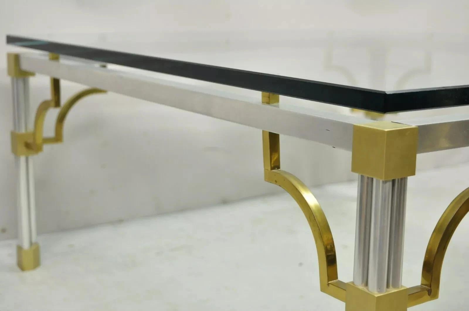 Inconnu Table basse de style Maison Jansen en aluminium brossé et laiton chantourné de clés grecques en vente