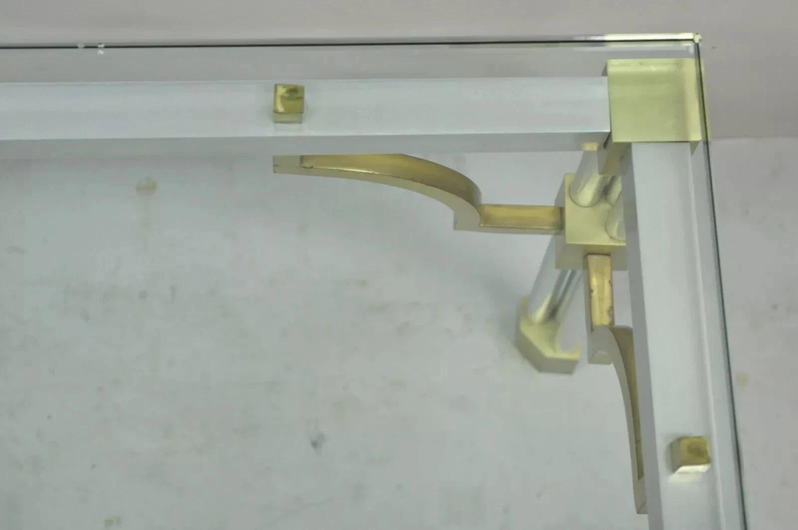 Table basse de style Maison Jansen en aluminium brossé et laiton chantourné de clés grecques Bon état - En vente à Philadelphia, PA