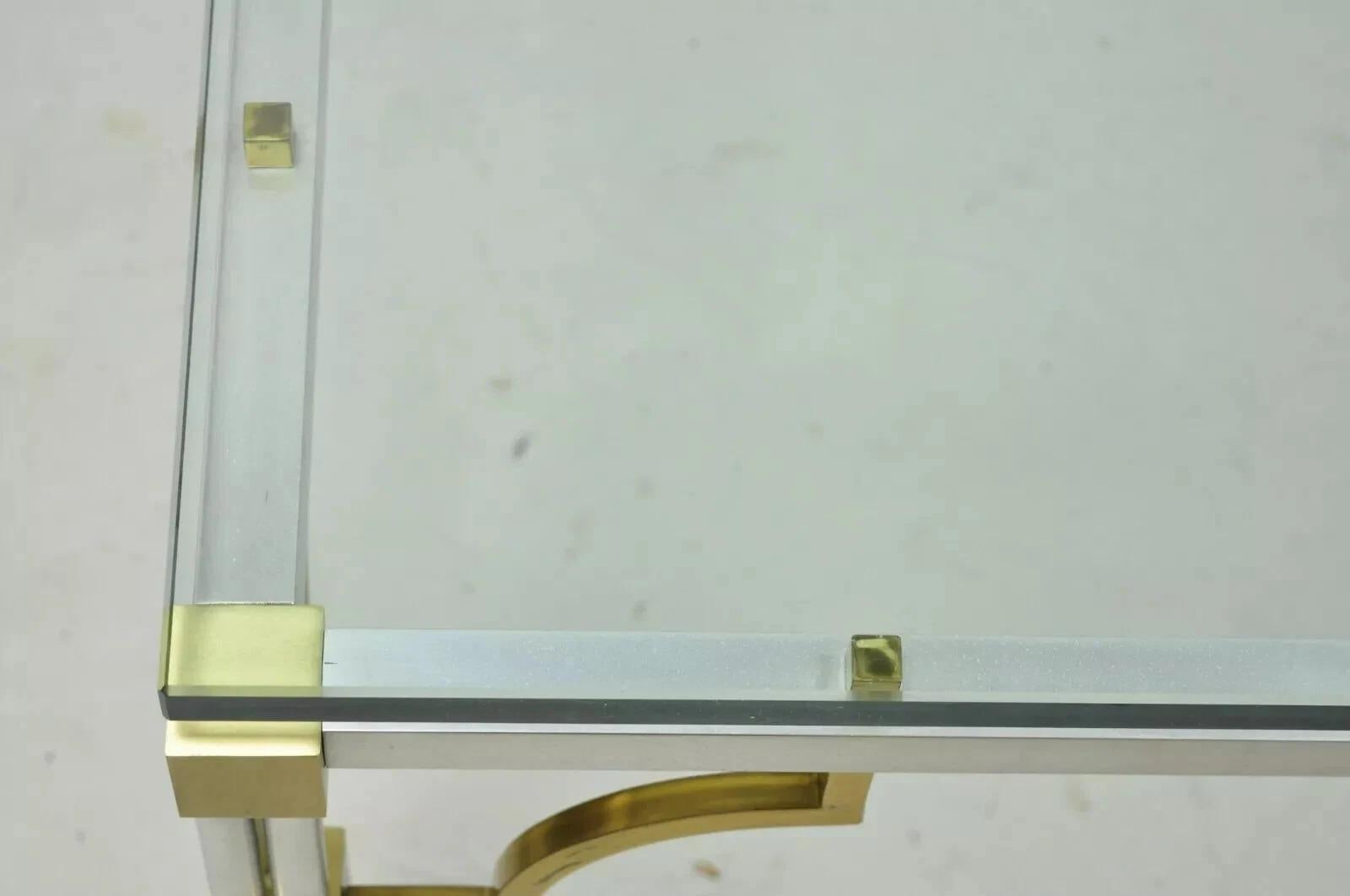 20ième siècle Table basse de style Maison Jansen en aluminium brossé et laiton chantourné de clés grecques en vente