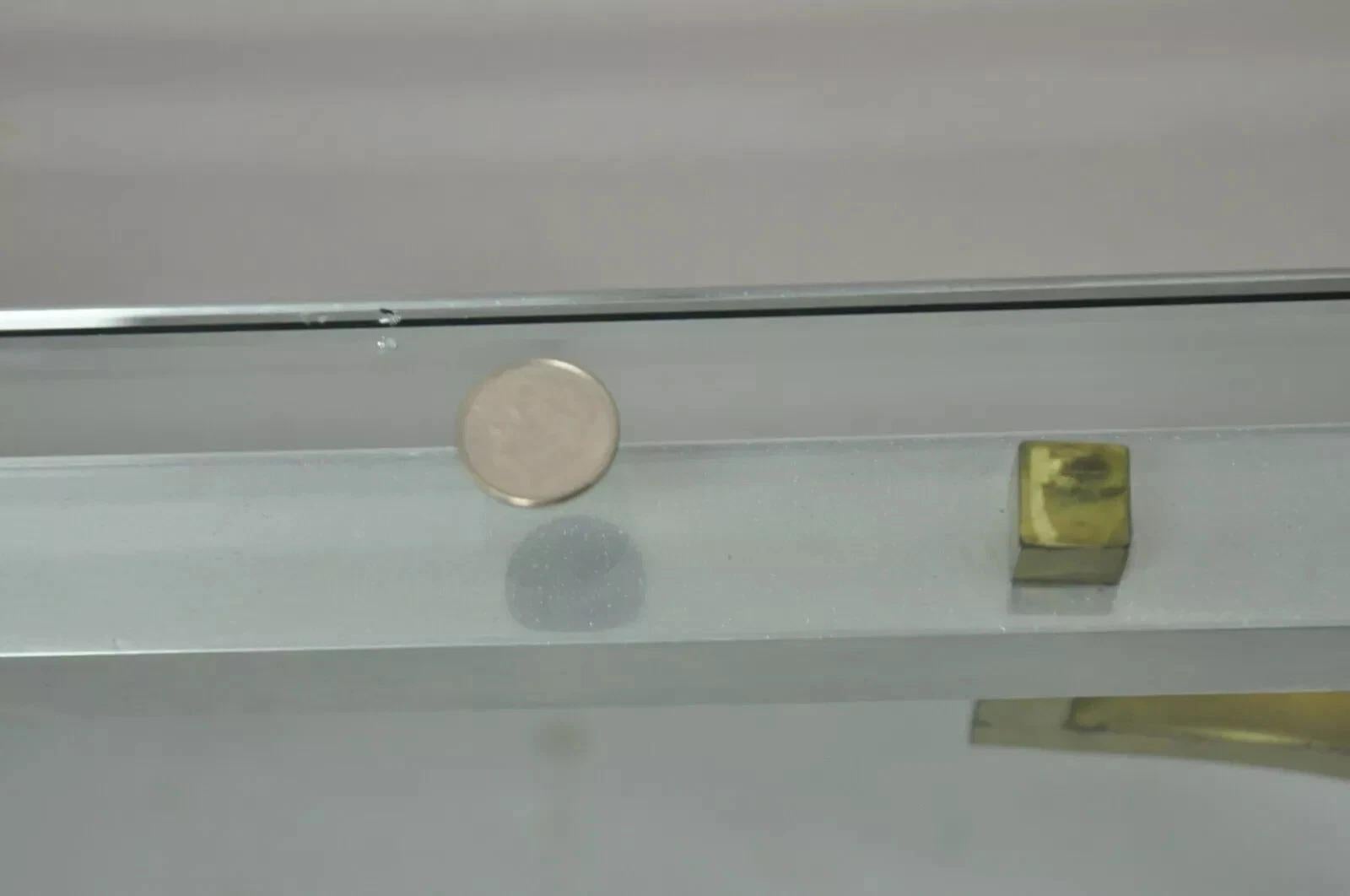 Table basse de style Maison Jansen en aluminium brossé et laiton chantourné de clés grecques en vente 2