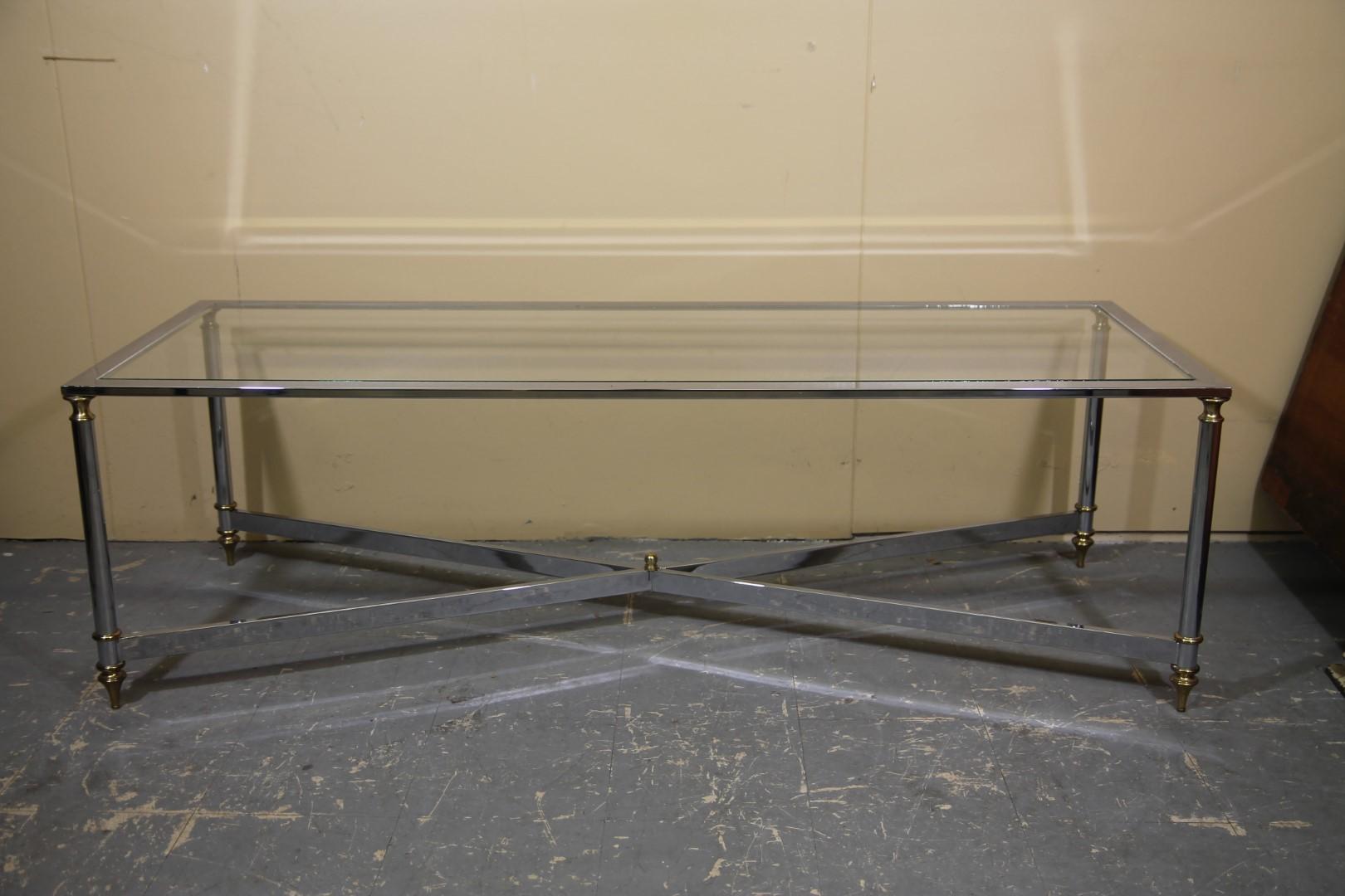 Belle table basse de style néo-classique à la manière du designer français Maison Jansen. C'est une table très bien faite et qui s'harmonisera avec de nombreux styles.