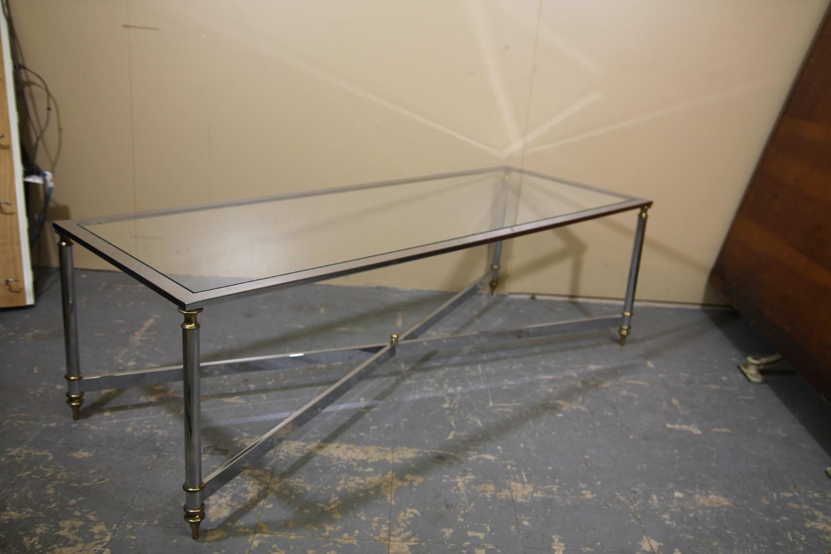 Français Table basse en chrome et laiton de style Maison Jansen en vente