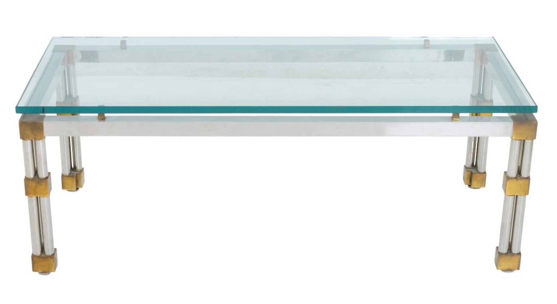 Table basse à plateau en verre chromé et laiton de style Maison Jansen. Dans l'ensemble en bon état, l'usure correspond à l'âge et à l'utilisation. 18,25