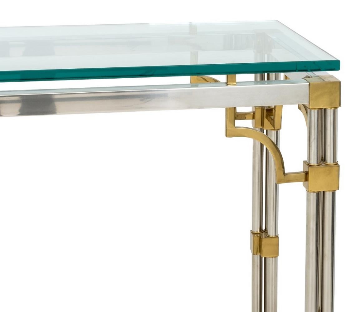 Table console à plateau en verre chromé et laiton de style Maison Jansen. Dans l'ensemble en bon état, avec une restauration préalable du plateau en verre. 34.5 