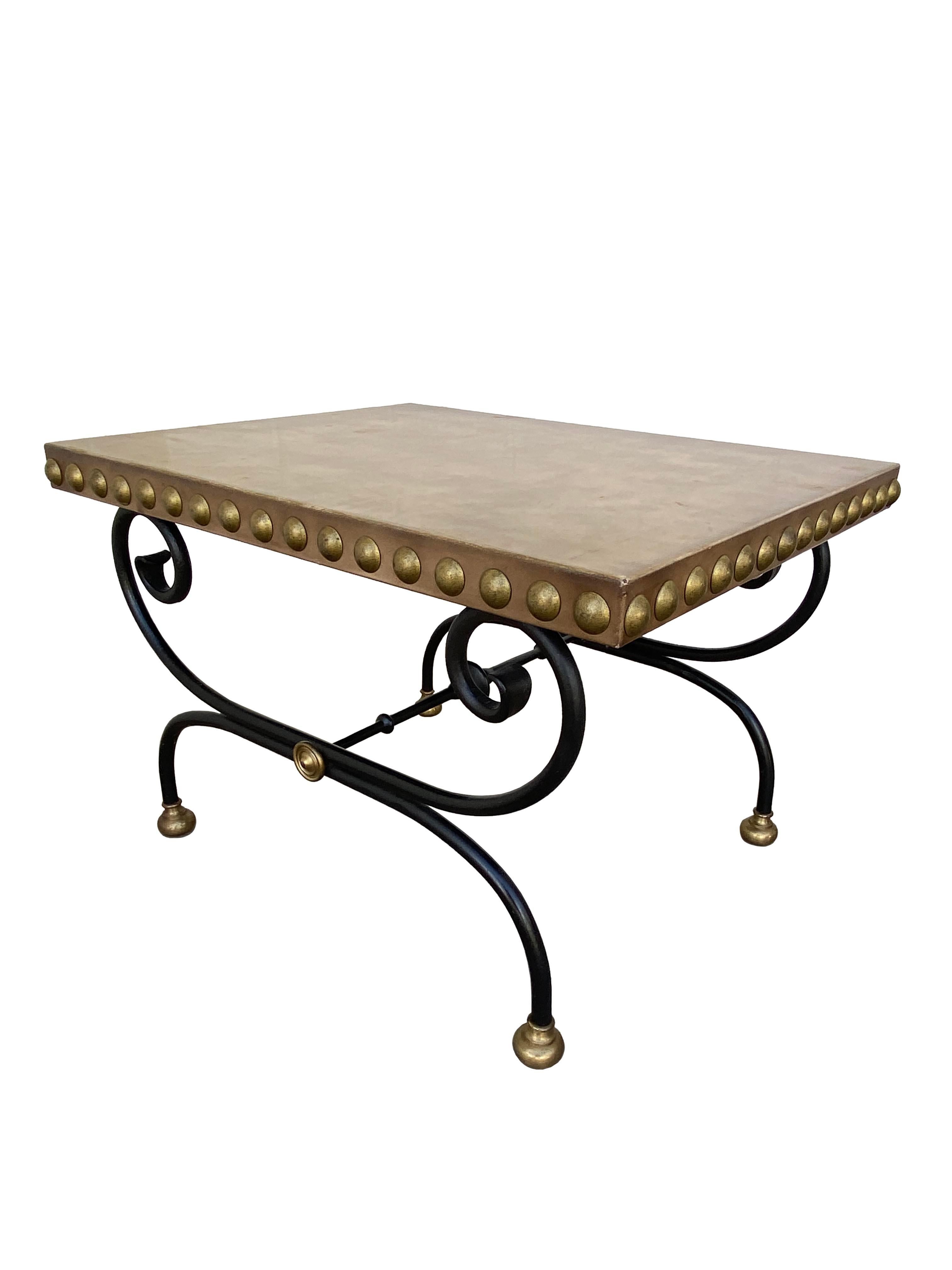 Une pièce exquise qui incarne le summum de l'élégance et de l'artisanat français - une table française de style Maison Jansen. Cette table est un chef-d'œuvre de design, avec un luxueux plateau gainé de cuir qui attire immédiatement le regard,