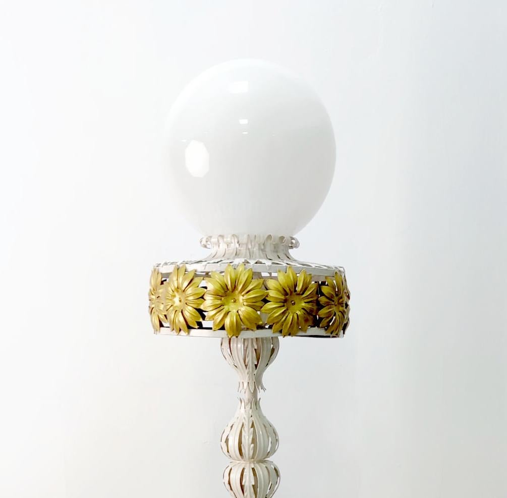 Merveilleuse lampe de style Maison Jansen forgée en métal blanc et or avec des détails floraux et un grand globe sur le dessus.