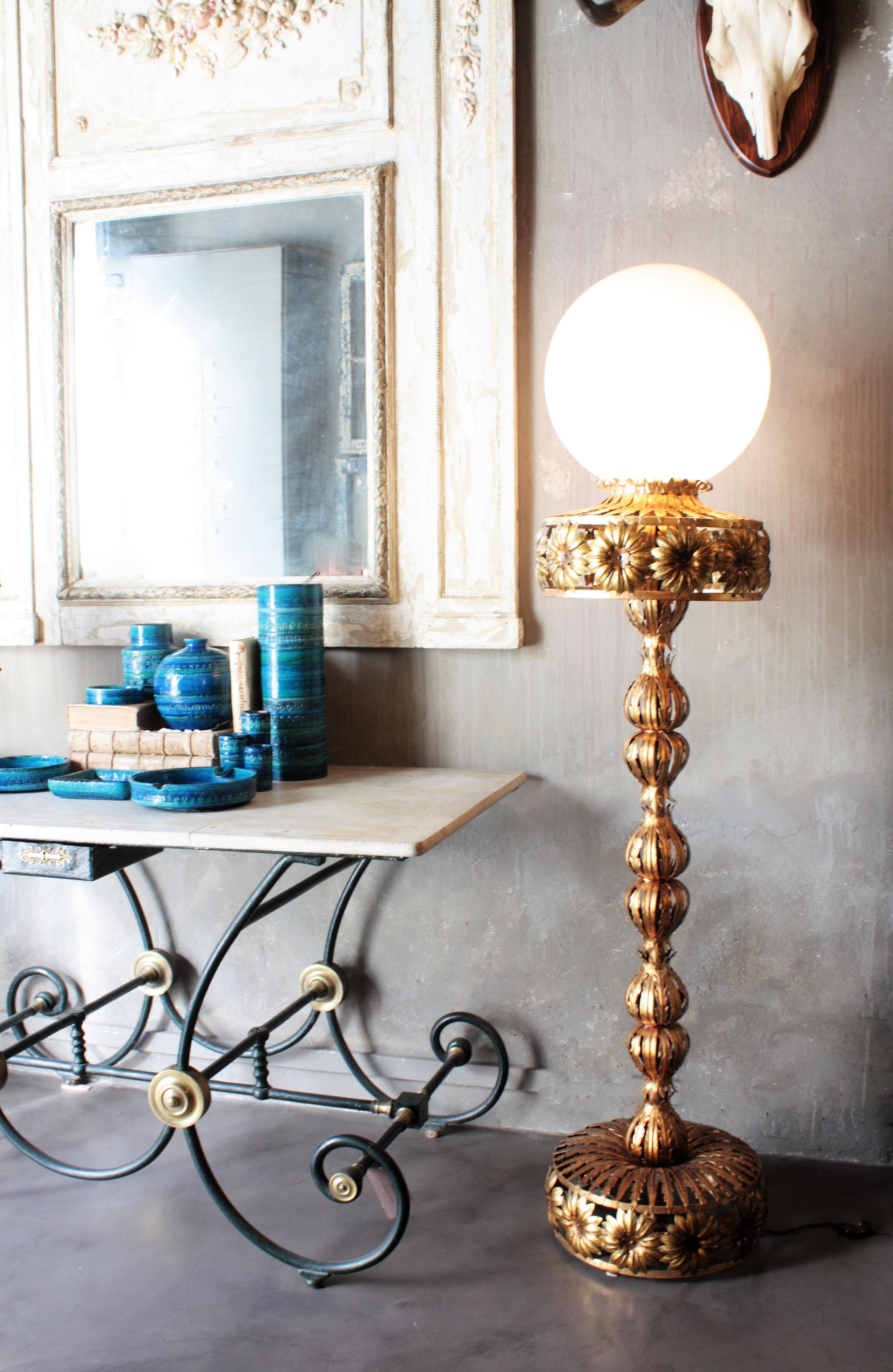 Stehlampe im Maison Jansen-Stil aus vergoldetem Eisen und Milchglas mit Blumenmuster (Moderne der Mitte des Jahrhunderts) im Angebot