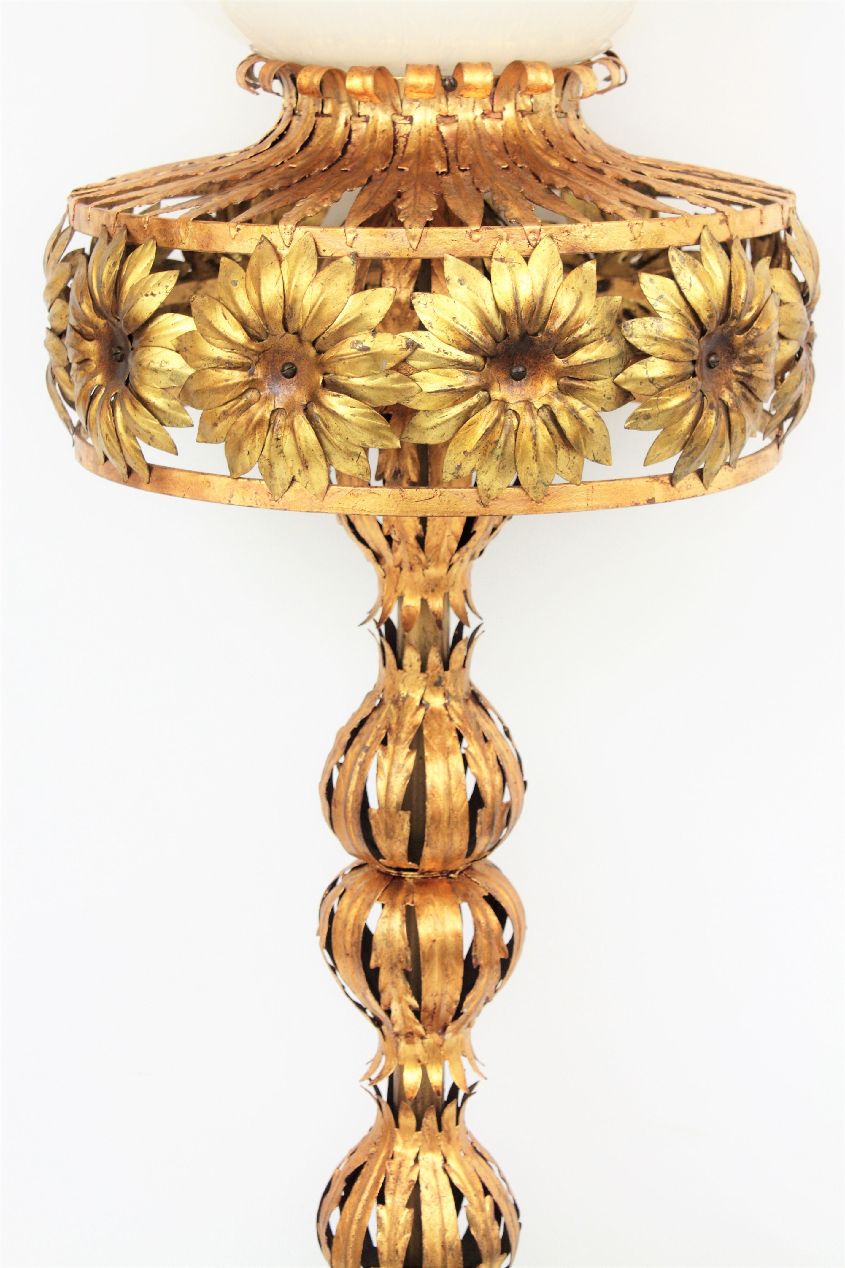 Stehlampe im Maison Jansen-Stil aus vergoldetem Eisen und Milchglas mit Blumenmuster (Französisch) im Angebot