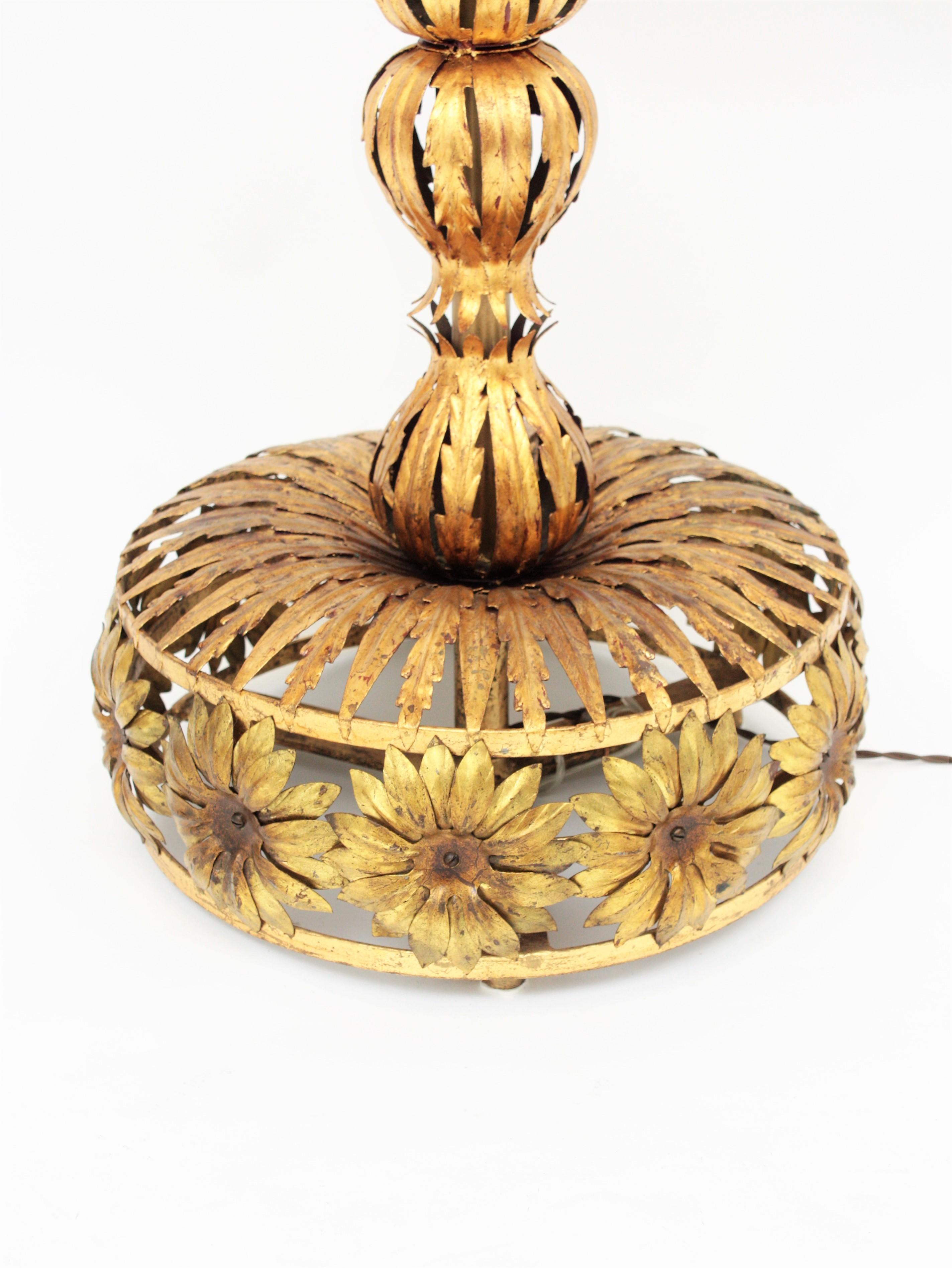 Stehlampe im Maison Jansen-Stil aus vergoldetem Eisen und Milchglas mit Blumenmuster (20. Jahrhundert) im Angebot