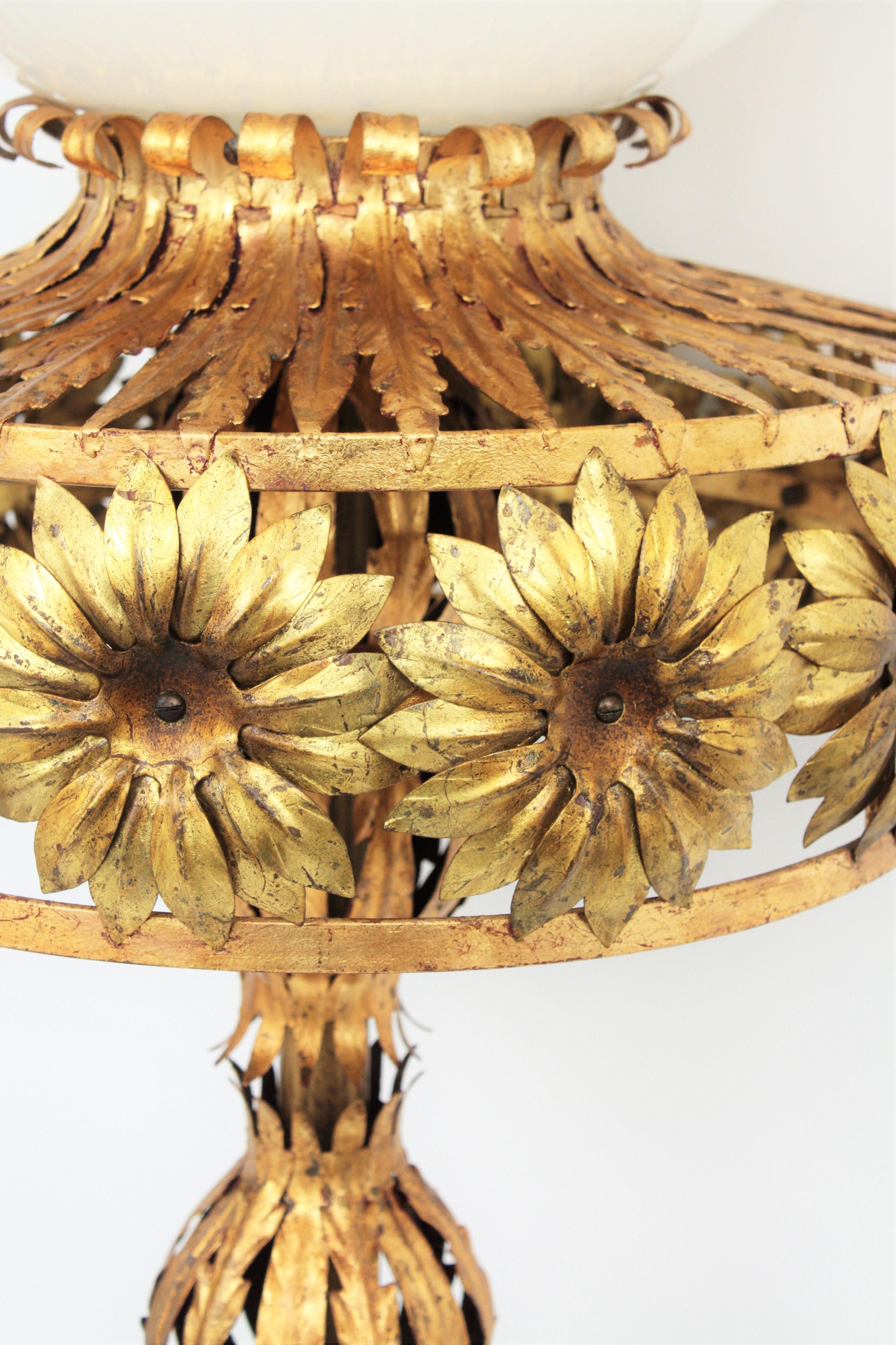 Stehlampe im Maison Jansen-Stil aus vergoldetem Eisen und Milchglas mit Blumenmuster (Opalglas) im Angebot