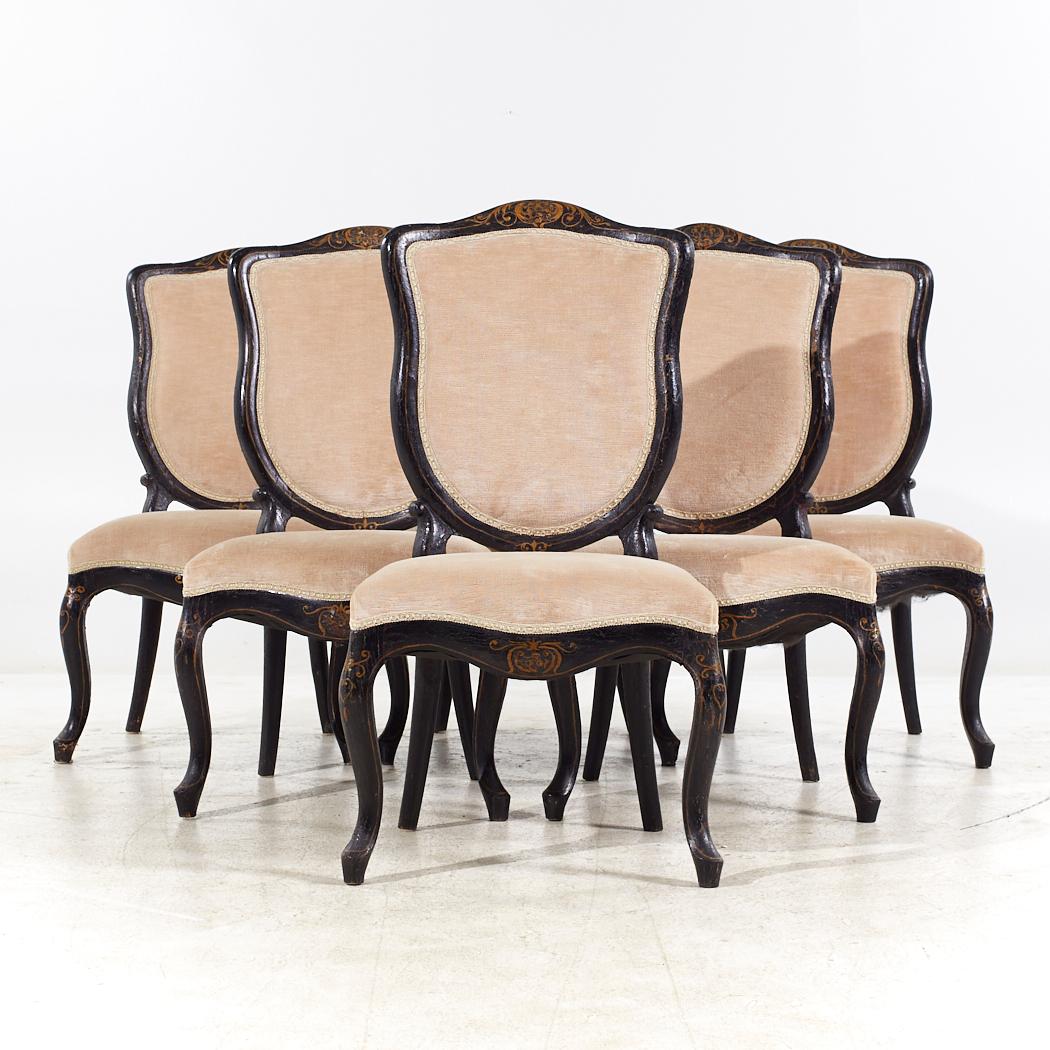 Maison Jansen Stil Französisch Esszimmerstühle - Set von 6

Jeder Stuhl misst: 21,75 breit x 22 tief x 39,5 Zoll hoch, mit einer Sitzhöhe/Stuhlabstand von 18 Zoll

Über Fotos: Wir machen unsere Fotos in einem Studio mit kontrollierter Beleuchtung,