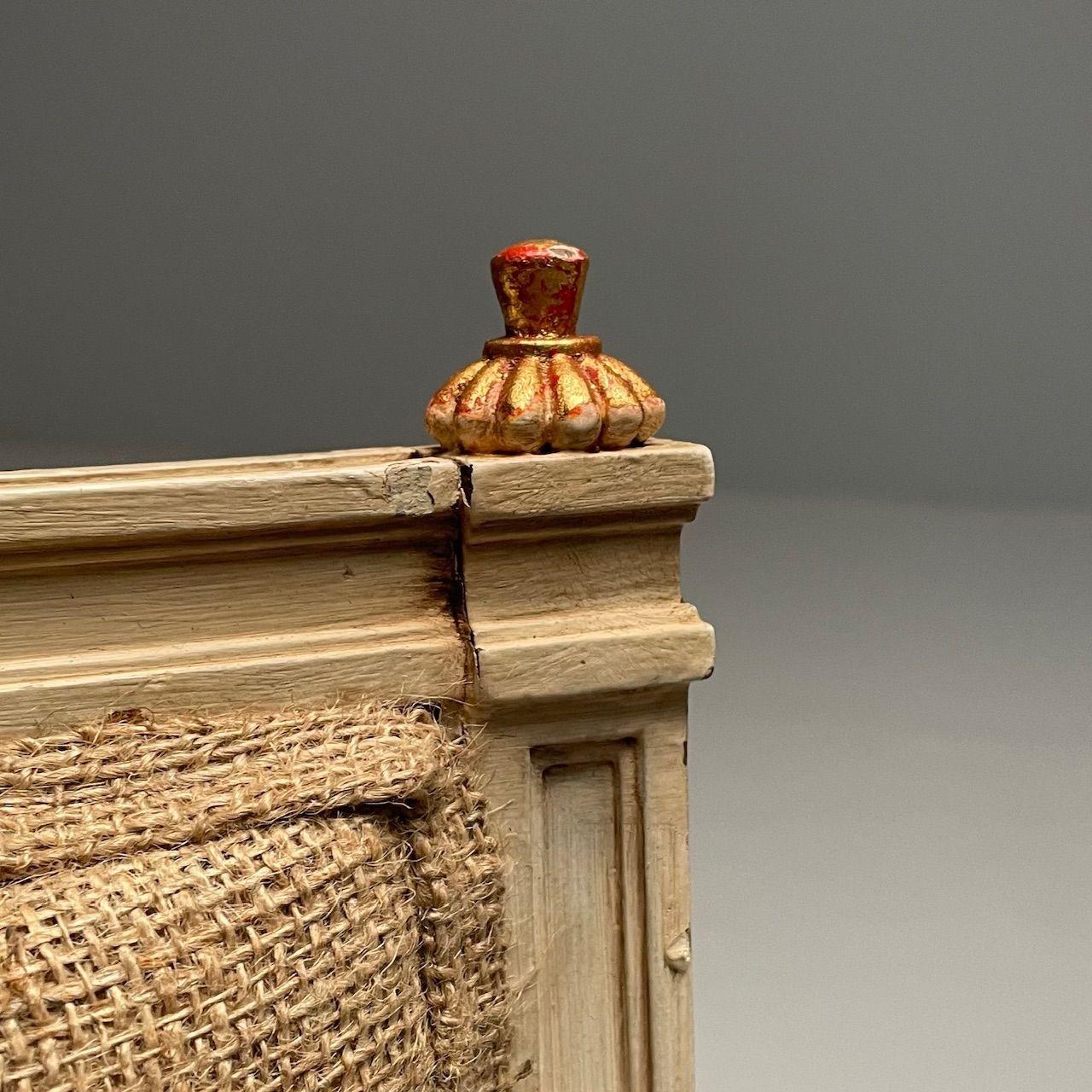 Französisch, Maison Jansen-Stil, Louis XVI.-Stil, Sessel, vergoldetes Holz, weiß lackiert, Sackleinen im Angebot 2