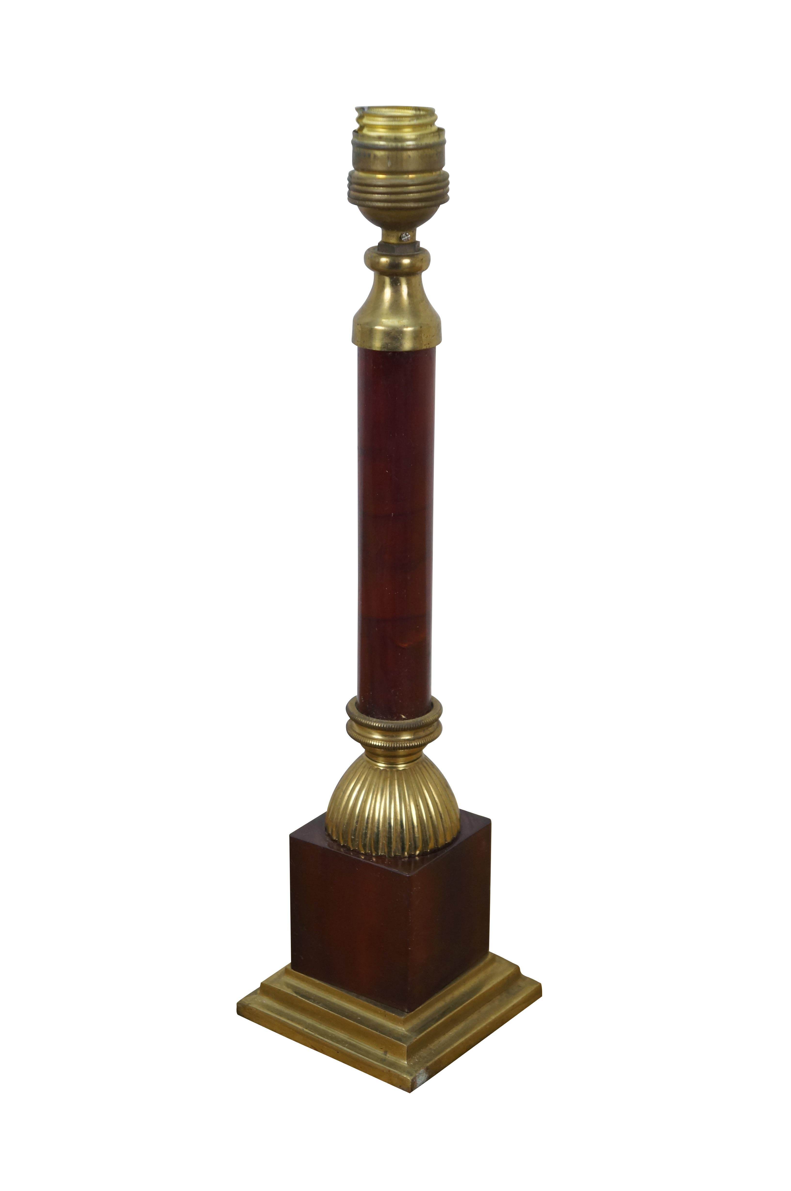 Lámpara de sobremesa vintage de estilo Maison Jensen con remolinos de baquelita rojo sangre de buey / ámbar y latón dorado con forma de columna neoclásica / griega. 

Dimensiones:
3,5