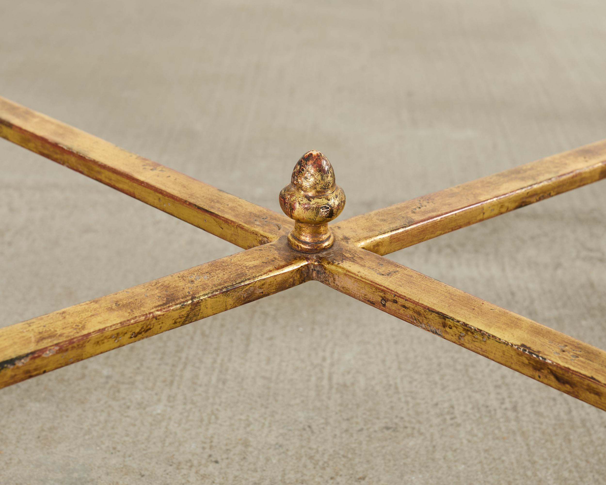 Mesa de centro de cóctel de hierro dorado estilo Maison Jansen en venta 4