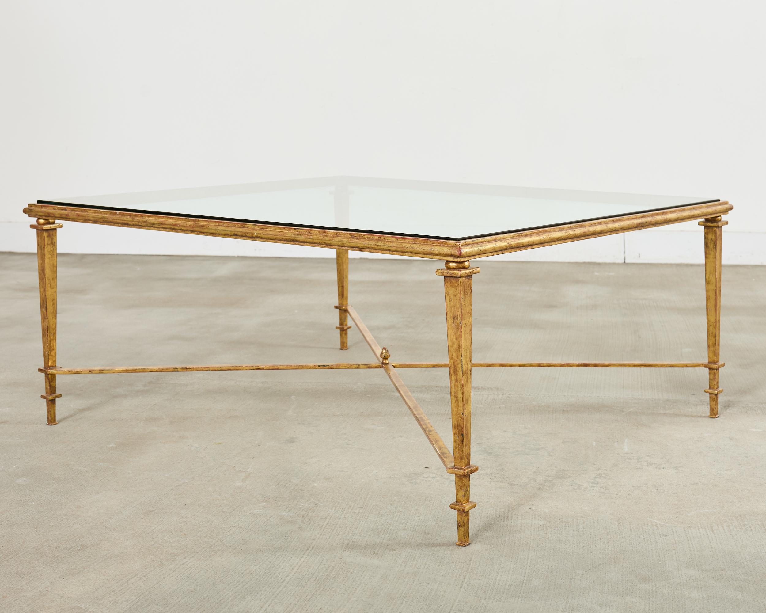 Mesa de centro de cóctel de hierro dorado estilo Maison Jansen Dorado en venta