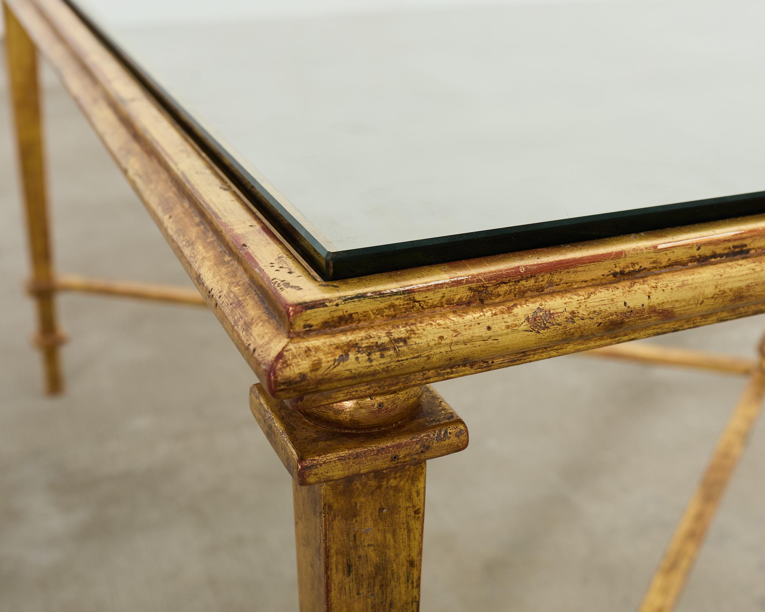 Mesa de centro de cóctel de hierro dorado estilo Maison Jansen Vidrio en venta