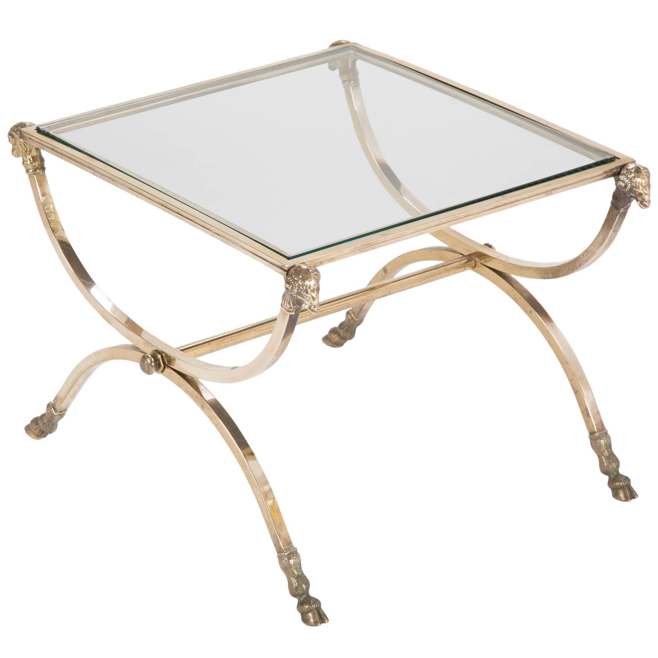 Mesa auxiliar italiana de mediados de siglo de bronce con tapa de cristal, cabezas de carnero y patas de pezuña