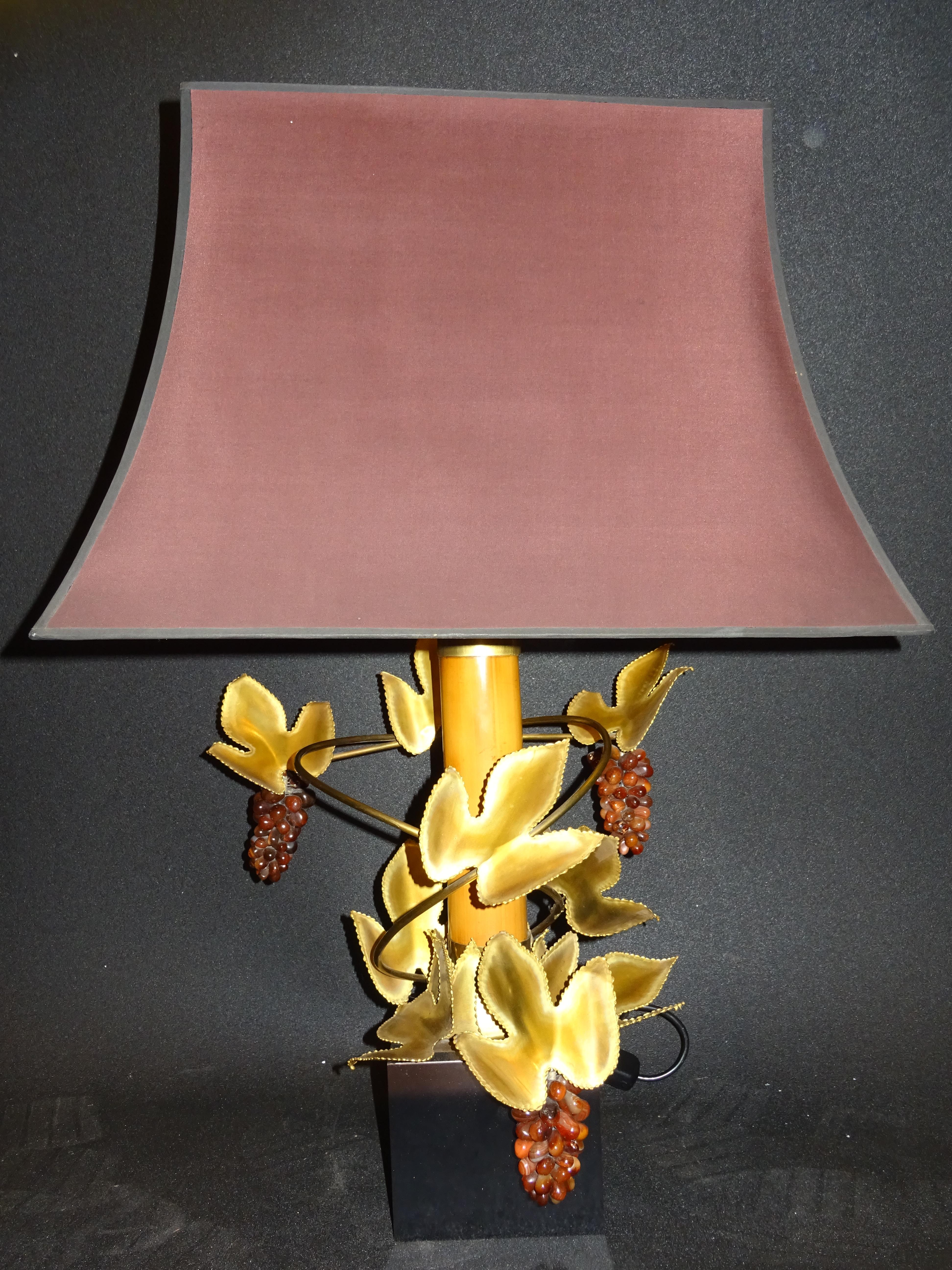 A gorgeous Maison Jansen workshop, table lamp, with purple glass grape vines and gilded brass leaves around a log in fruitwood on a black base.
The lamp is in a good used condition, it has some oxidation present.
The lampshade is in a beautiful