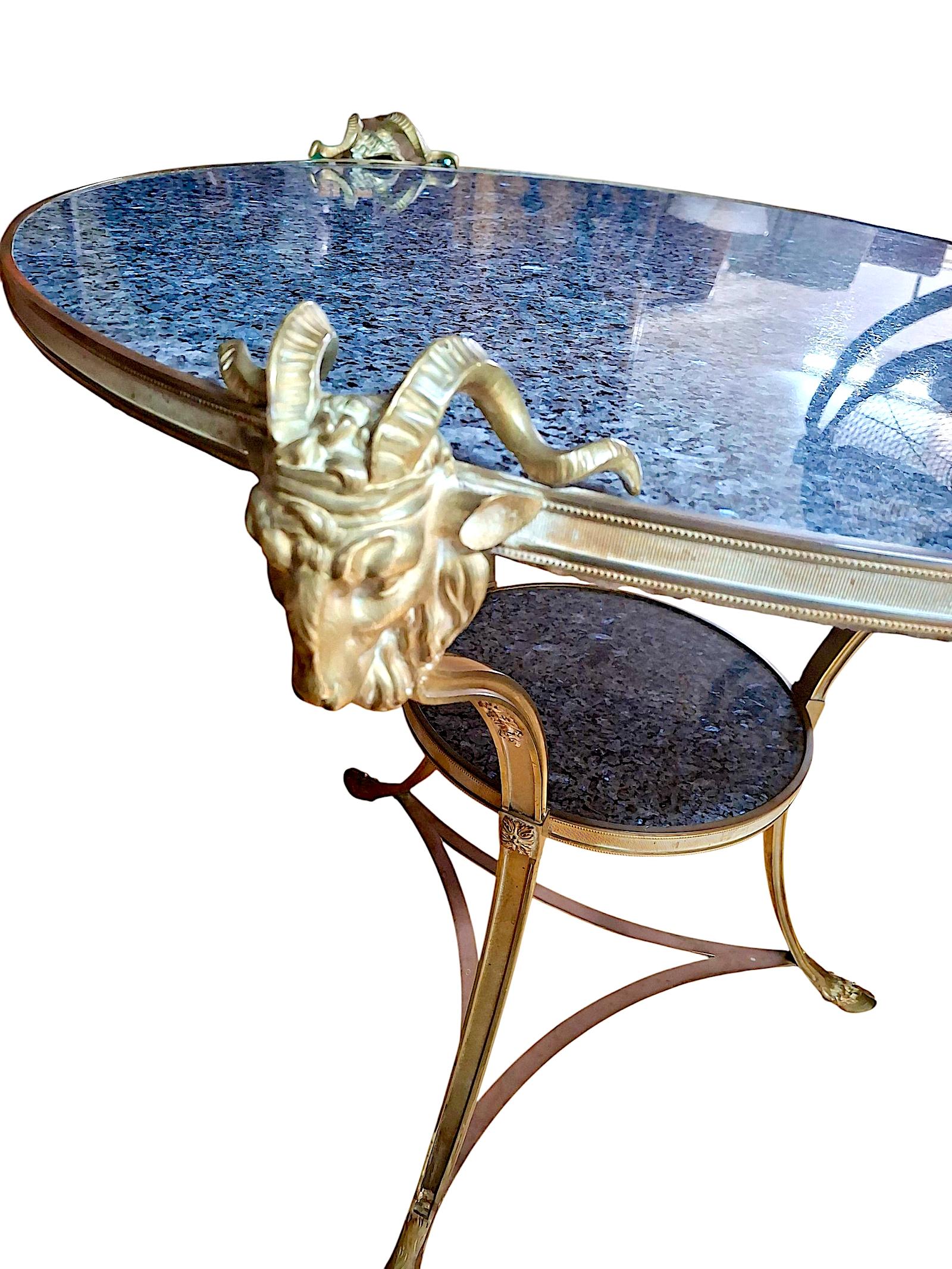 Mesa Guéridon de mármol y bronce dorado estilo Maison Jansen Directorio en venta