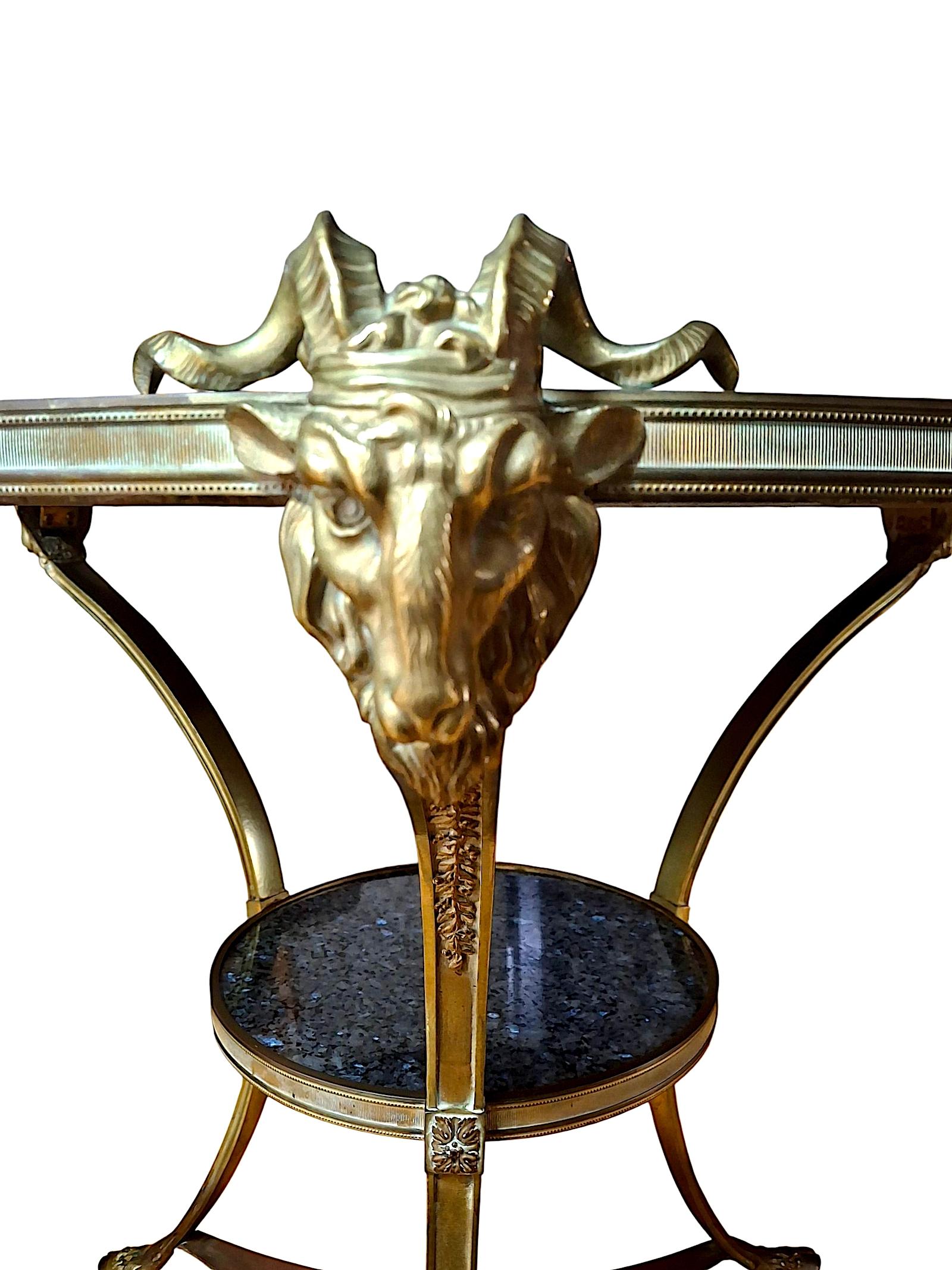 Mesa Guéridon de mármol y bronce dorado estilo Maison Jansen Pulido en venta