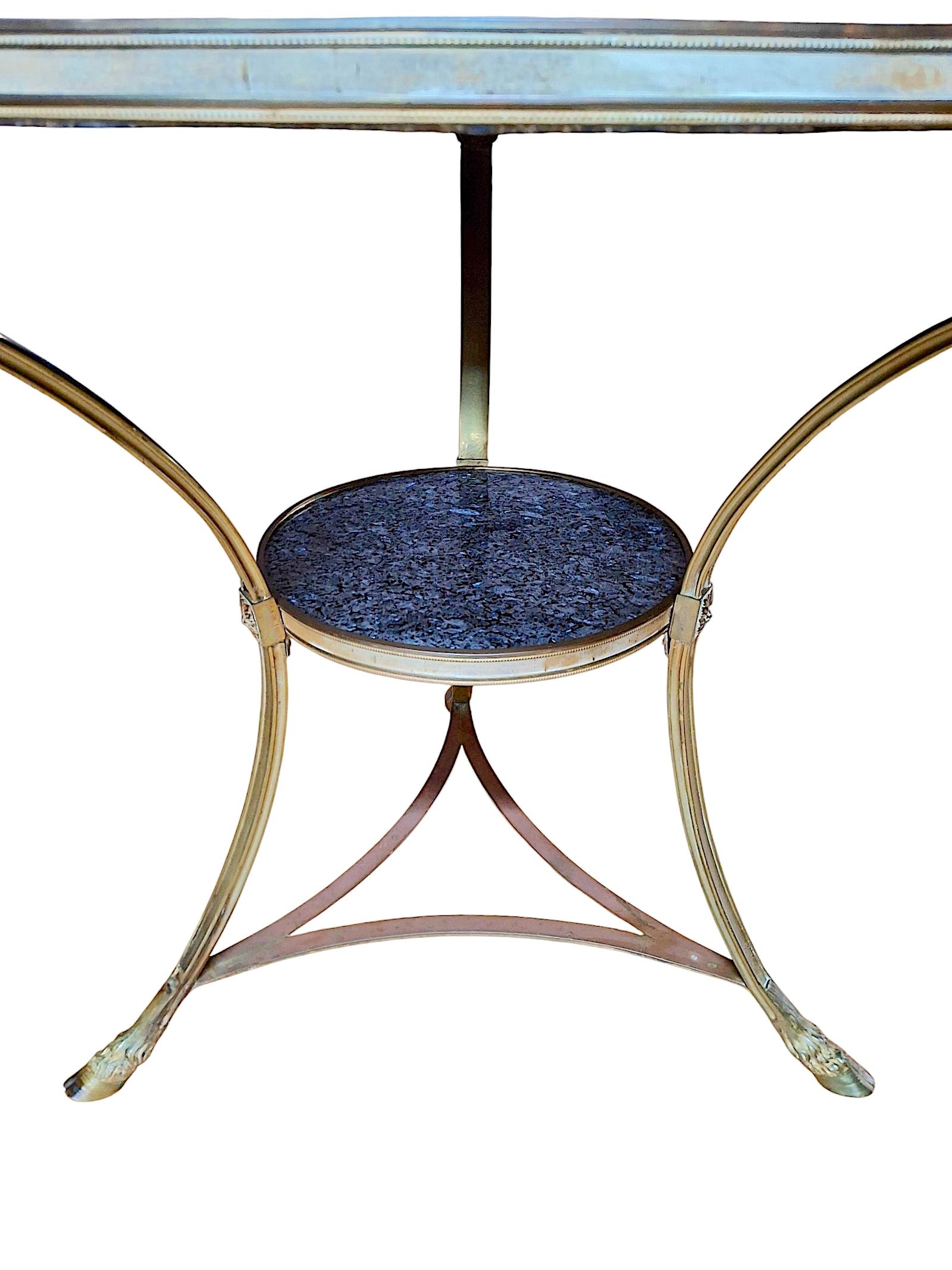 Mesa Guéridon de mármol y bronce dorado estilo Maison Jansen en Bueno estado para la venta en San Francisco, CA