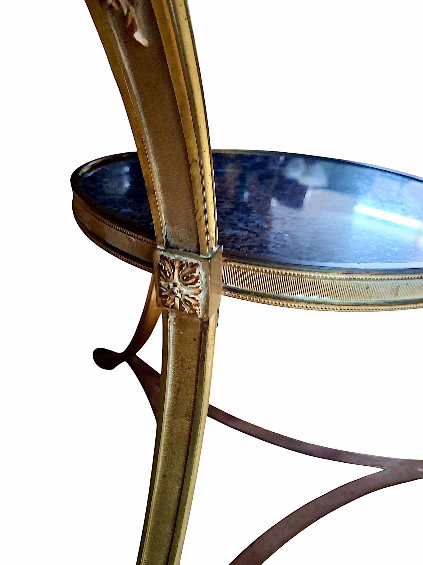 Mesa Guéridon de mármol y bronce dorado estilo Maison Jansen principios del siglo XIX en venta