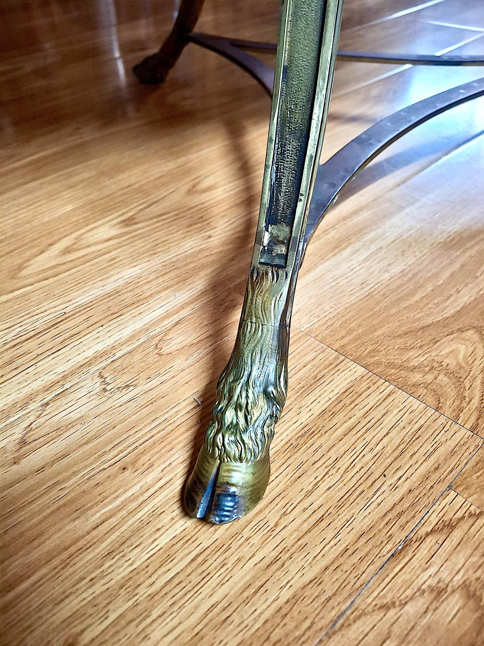 Mesa Guéridon de mármol y bronce dorado estilo Maison Jansen Ormolú en venta