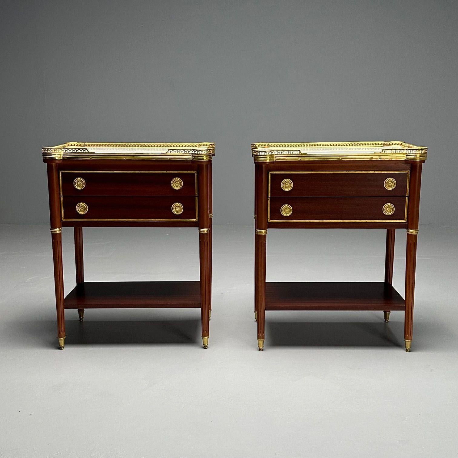 Maison Jansen Style, Louis XVI, Hollywood Regency, Tables de nuit, Acajou, Marbre, Laiton

Cette paire de tables de chevet ou de tables d'appoint néoclassiques en acajou, à la manière de la Maison Jansen, présente des plateaux en marbre veiné blanc