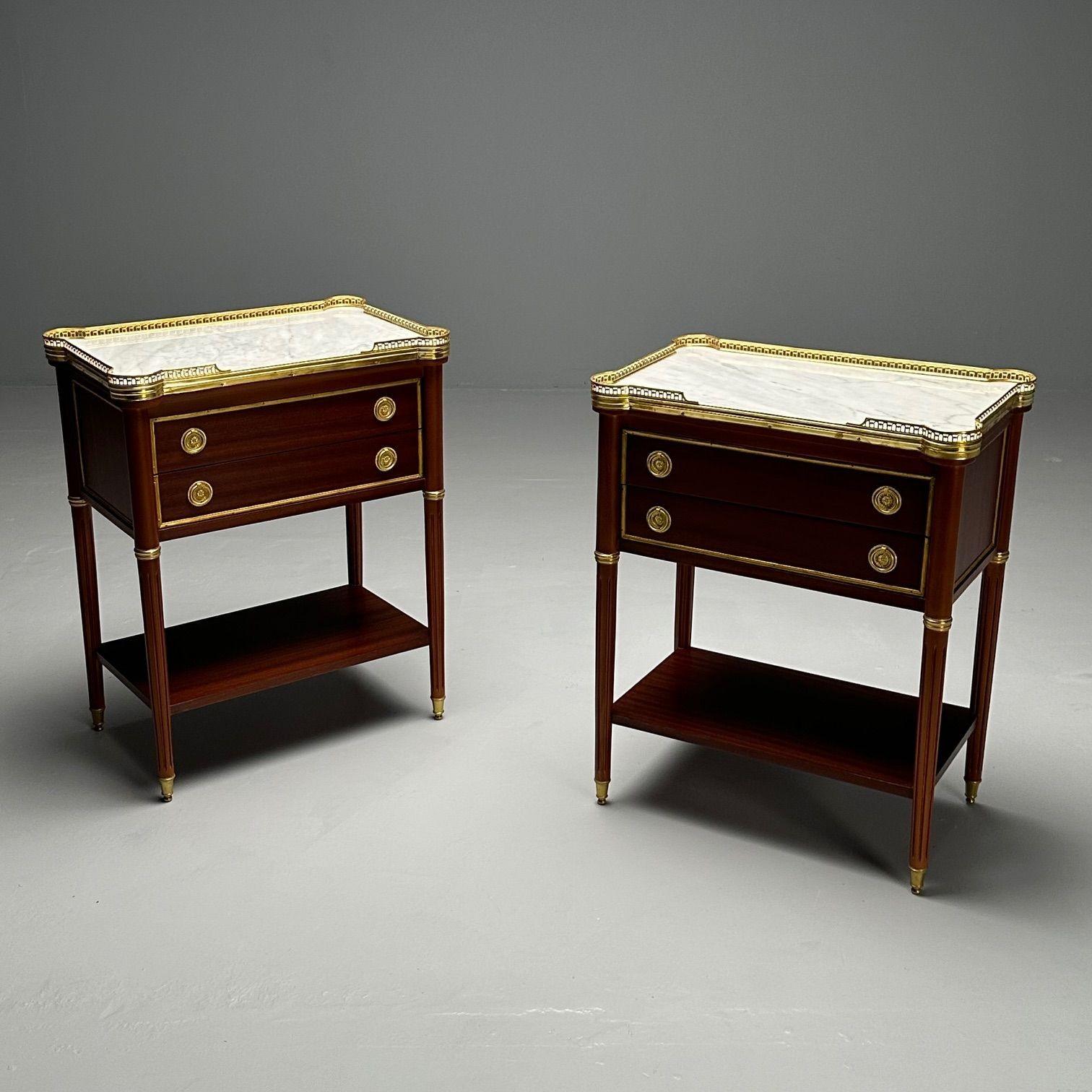 Louis XVI Tables de nuit Hollywood Regency, acajou, marbre, laiton, style Maison Jansen