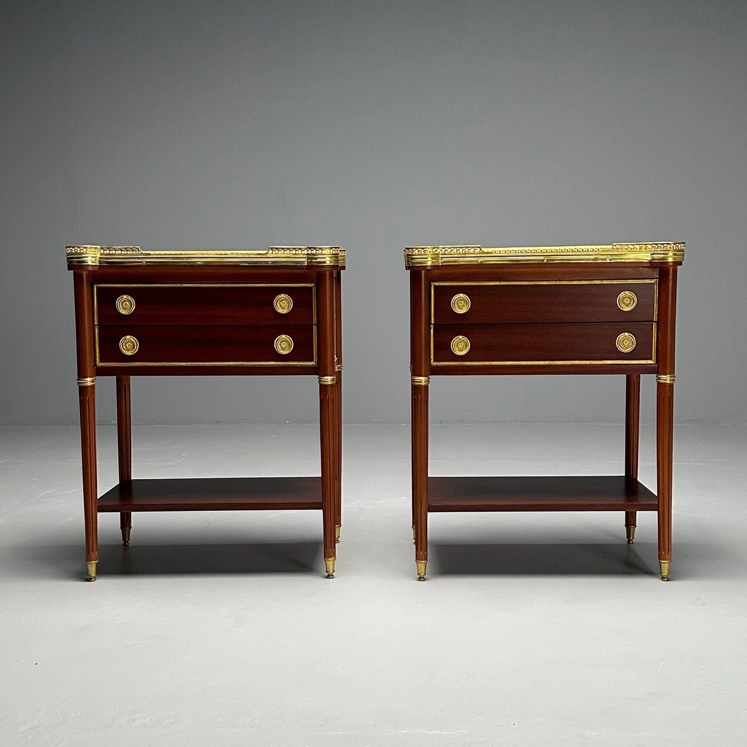 20ième siècle Tables de nuit Hollywood Regency, acajou, marbre, laiton, style Maison Jansen