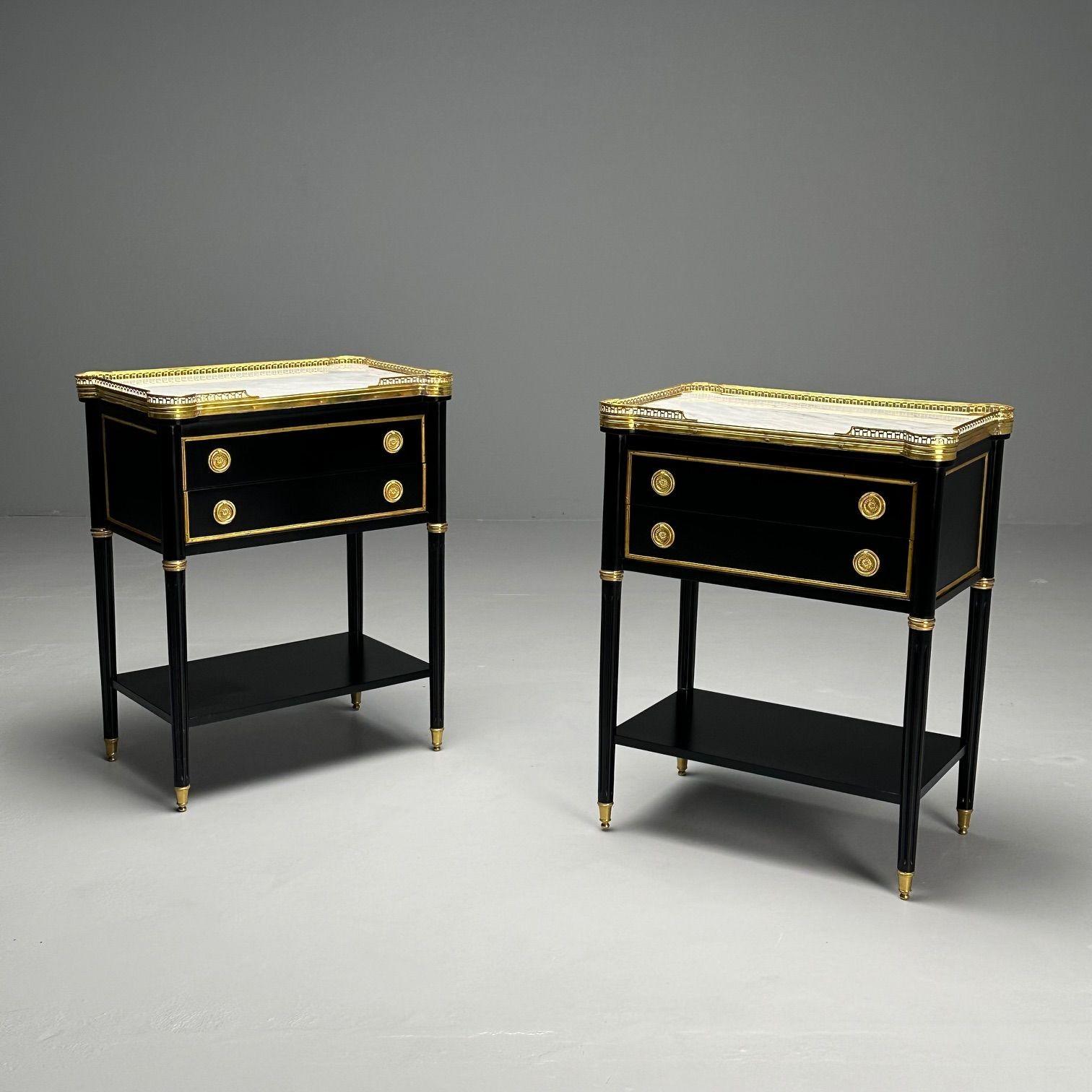 Maison Jansen Style, Louis XVI, Hollywood Regency, Tables de nuit, Bois peint noir, Marbre, Laiton

Cette paire de tables de chevet ou de tables d'appoint néoclassiques peintes à l'ébène, à la manière de la Maison Jansen, présente des plateaux en