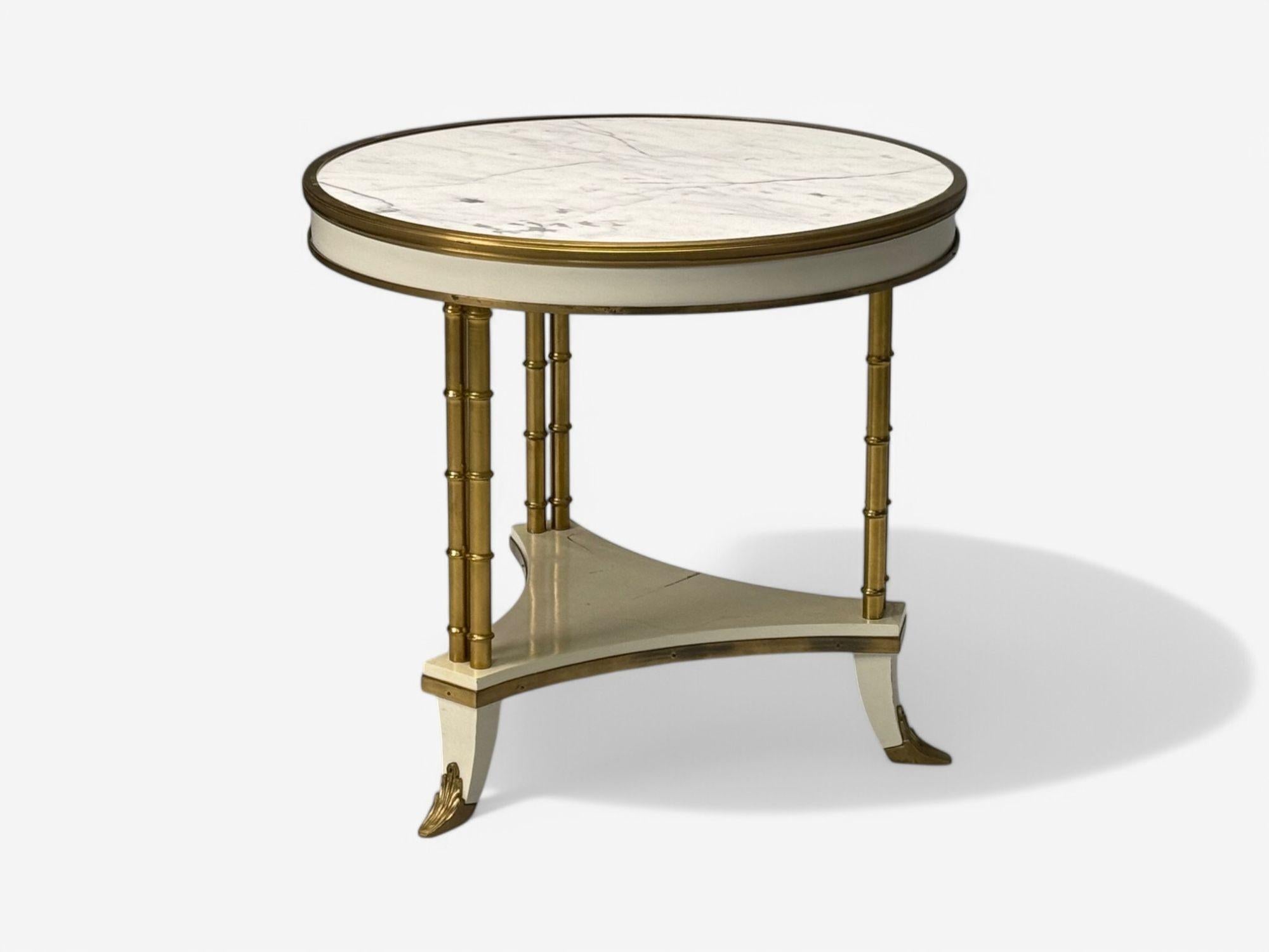 Maison Jansen Stil, Hollywood Regency, Weißer Lack, Messing, Bouillotte Tisch, Frankreich, 1960er

Ein schönes Beispiel für den Hollywood-Regency-Stil ist dieser weiß lackierte und mit Messing beschlagene Bouillotte-Tisch in der Art von Maison