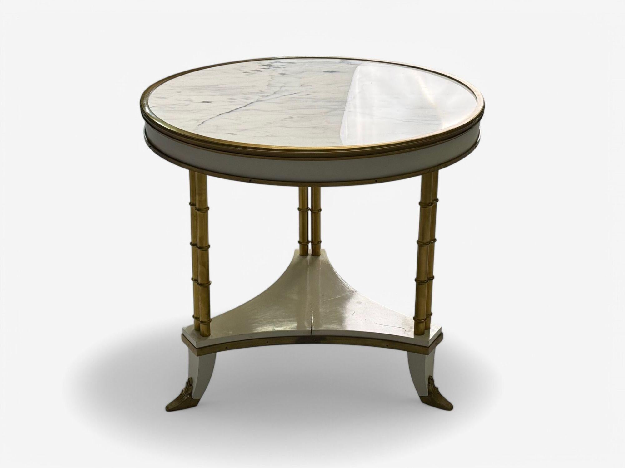 Maison Jansen-Stil, Hollywood Regency, weißer Lack, Messing, Bouilliote-Tisch im Angebot 3