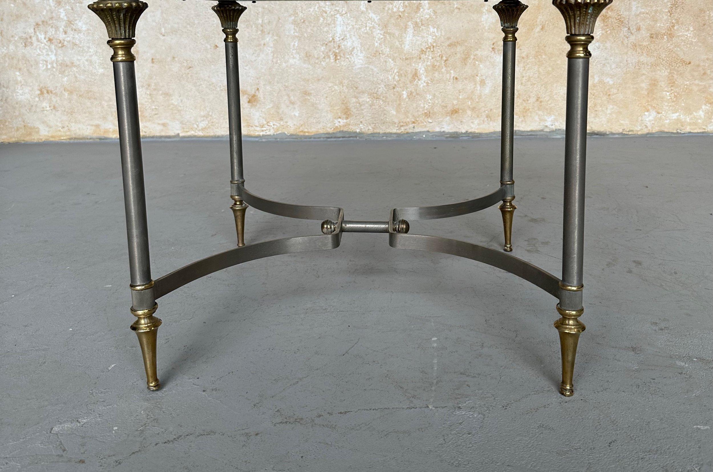 Maison Jansen Stil Italienisch 1940er Jahre Stahl und Glas End Tabelle (Messing) im Angebot
