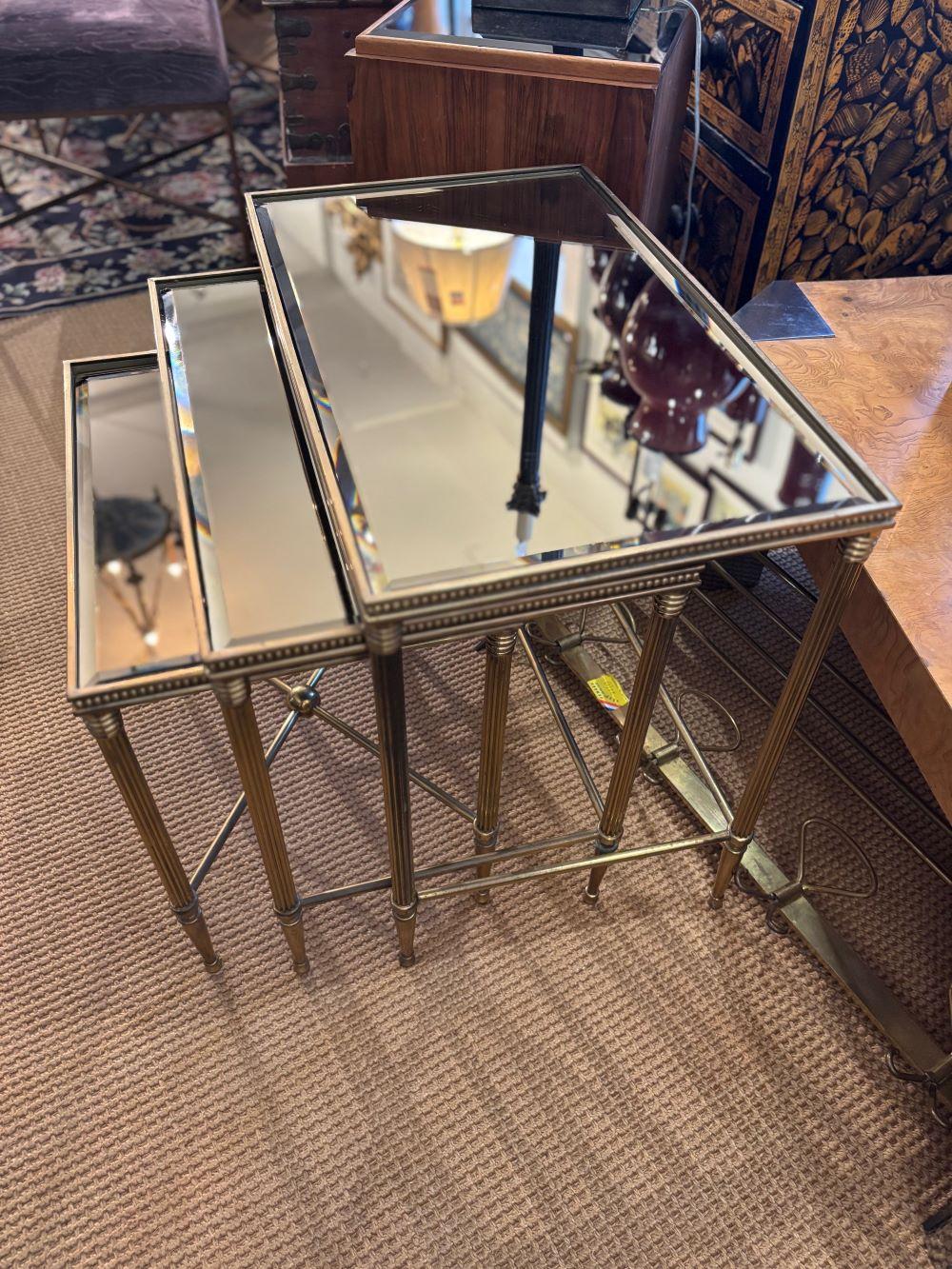 Italienische Messing-Stapeltische im Maison Jansen-Stil, verspiegeltes Glas, „Directoire“ (Moderne der Mitte des Jahrhunderts) im Angebot