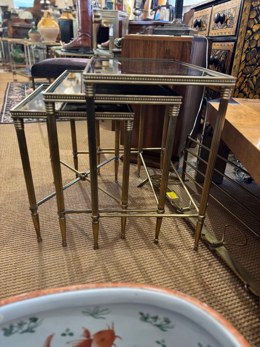 Italienische Messing-Stapeltische im Maison Jansen-Stil, verspiegeltes Glas, „Directoire“ (Abgeschrägt) im Angebot