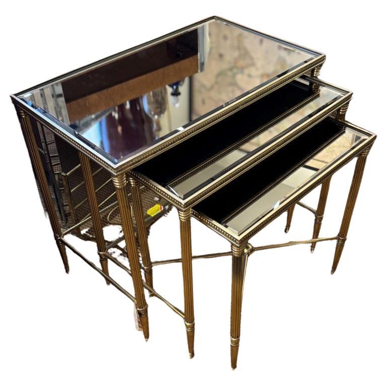 Italienische Messing-Stapeltische im Maison Jansen-Stil, verspiegeltes Glas, „Directoire“ im Angebot