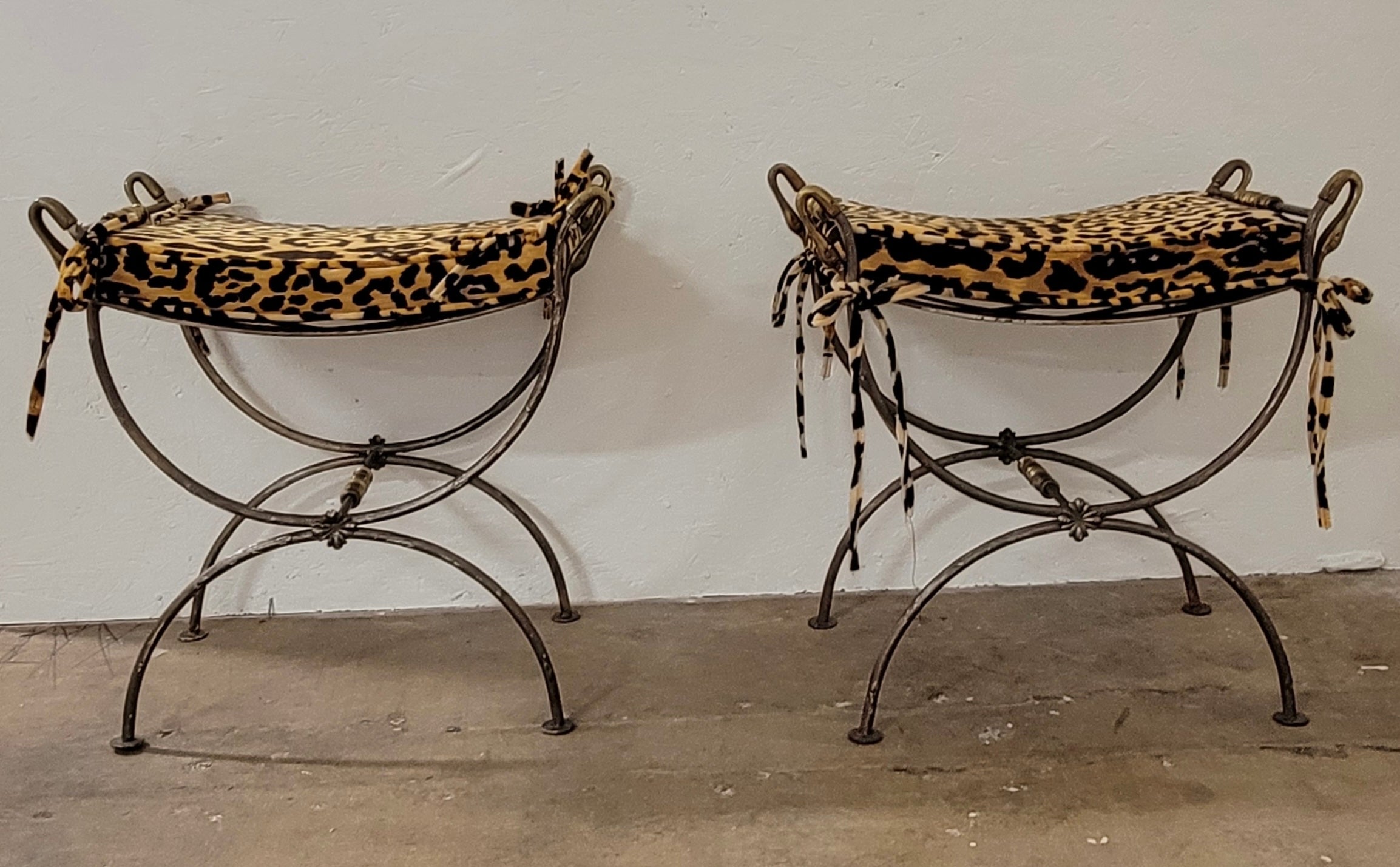 Wer liebt nicht ein Paar Bänke im Stil von Maison Jansen aus Leoparden-Samt! Die Kissen sind neu und sind fast 3 