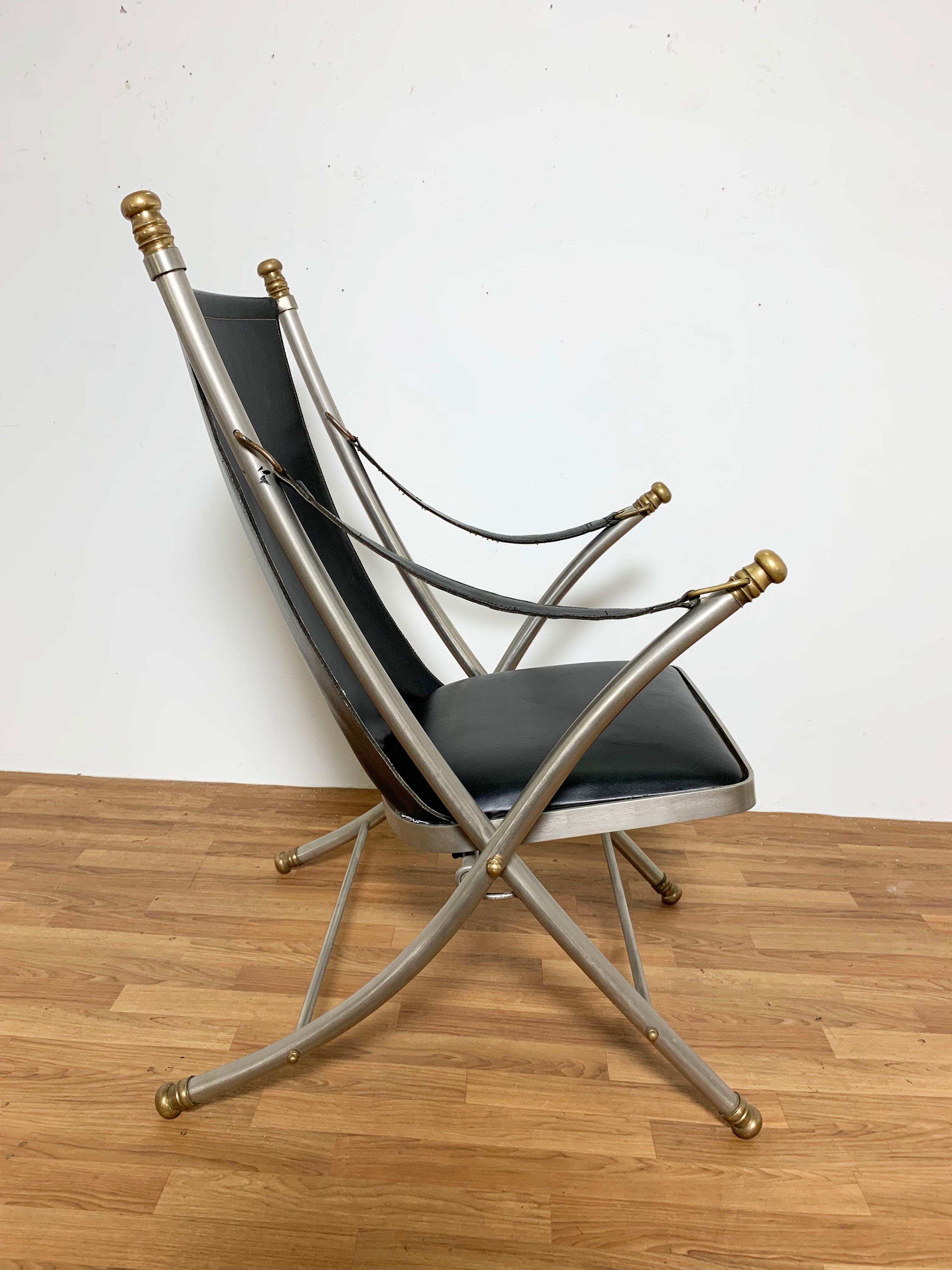 Campaign-Stuhl aus Leder im Stil von Maison Jansen, ca. 1960er Jahre (Mitte des 20. Jahrhunderts) im Angebot