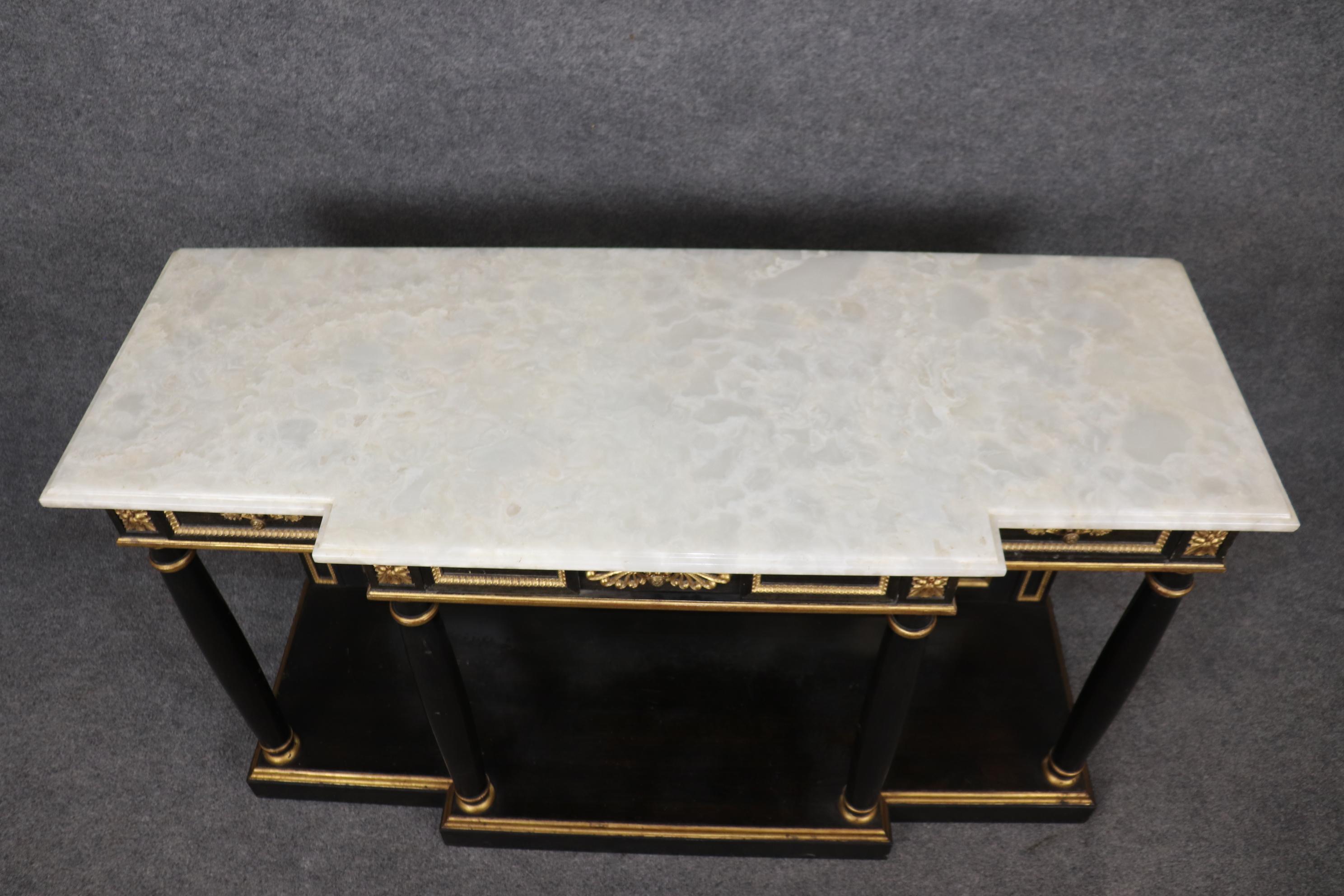 Dies ist ein wunderschöner Konsolentisch im Stil von Maison Jansen mit einem herrlichen ebonisierten Gehäuse und fantastischen, klaren Bronze- oder Ormolu-Güssen. Das Design ist Directoire oder Louis XVI und ist schön ausgeführt mit patinierten