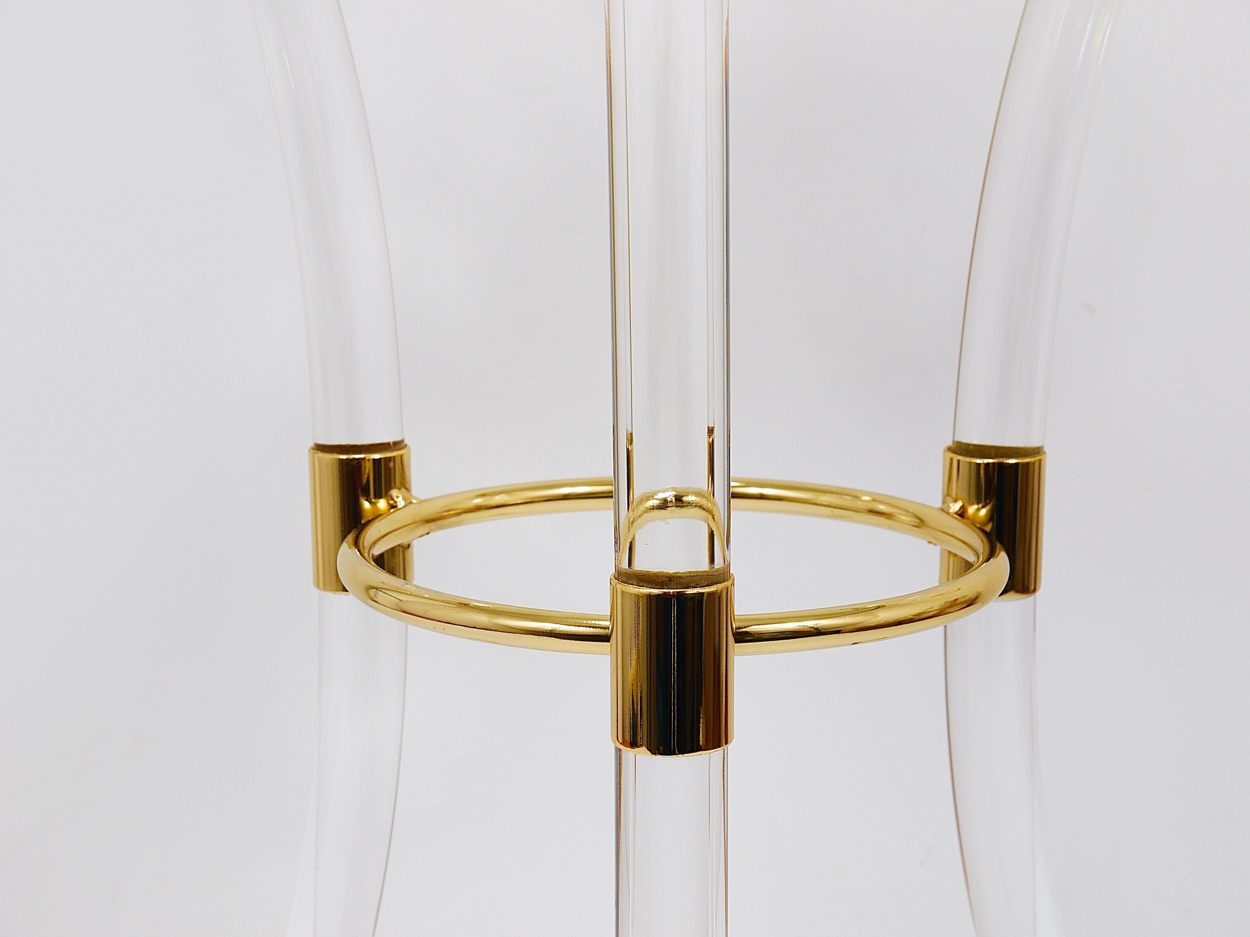 Doré Table basse tripode en métal doré et lucite de la Maison Jansen The Pedestal en vente