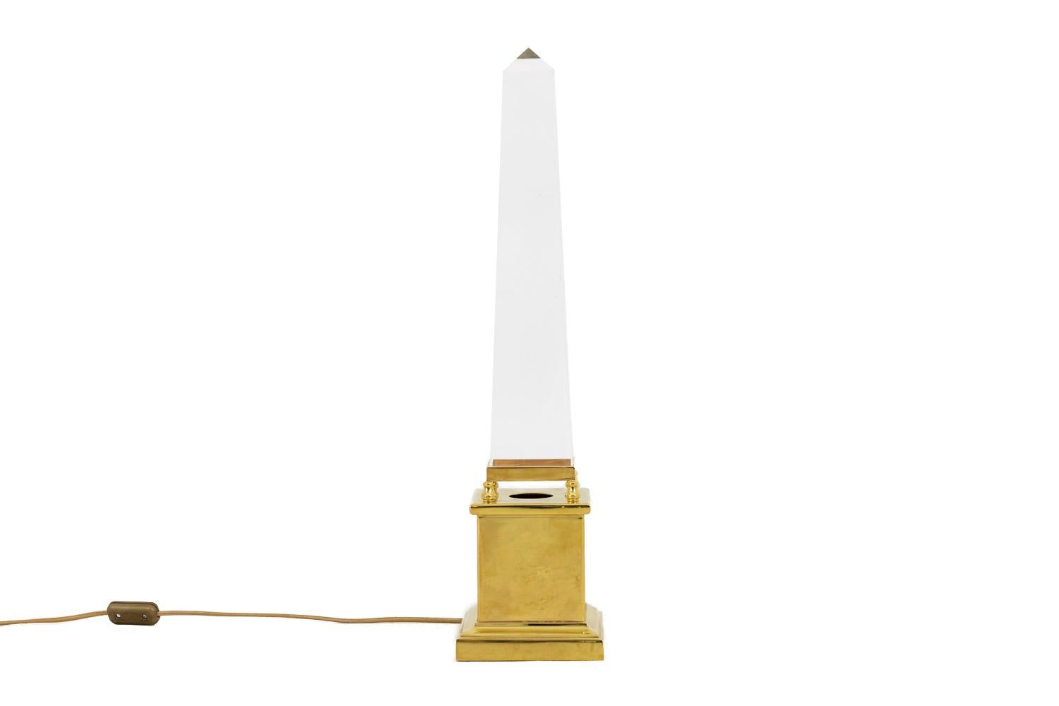 French Maison Jansen, Obelisk Lamp in Lucite and Gilt Brass, 1970s For Sale