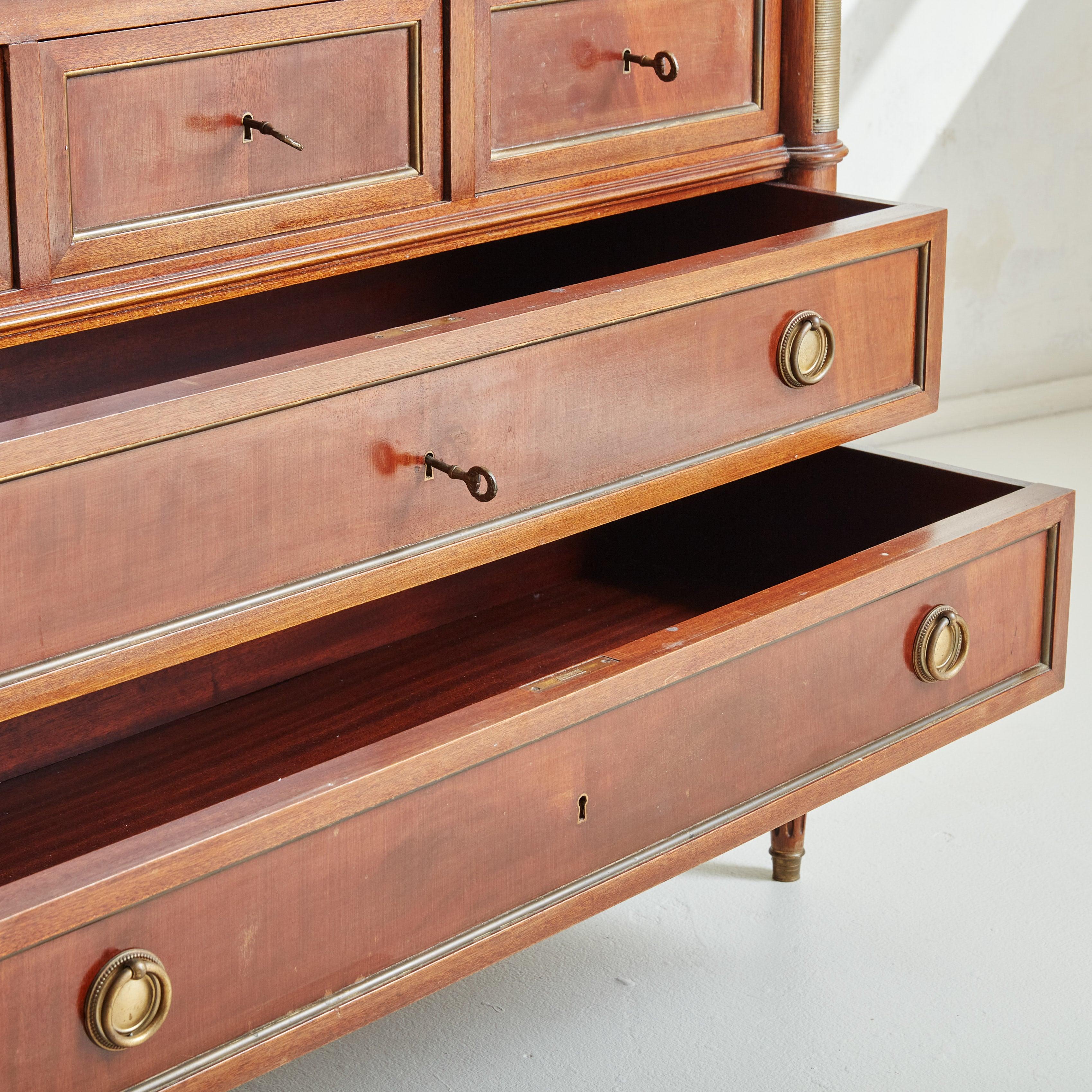 Provincial français Commode de style Maison Jansen en acajou et marbre avec détails en laiton, France