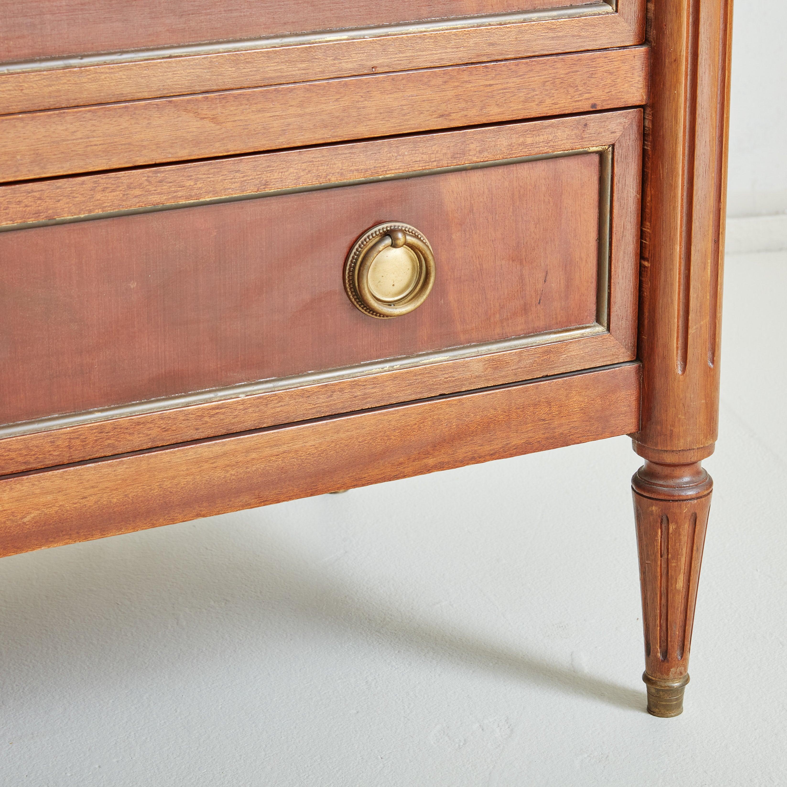 Commode de style Maison Jansen en acajou et marbre avec détails en laiton, France Bon état à Chicago, IL