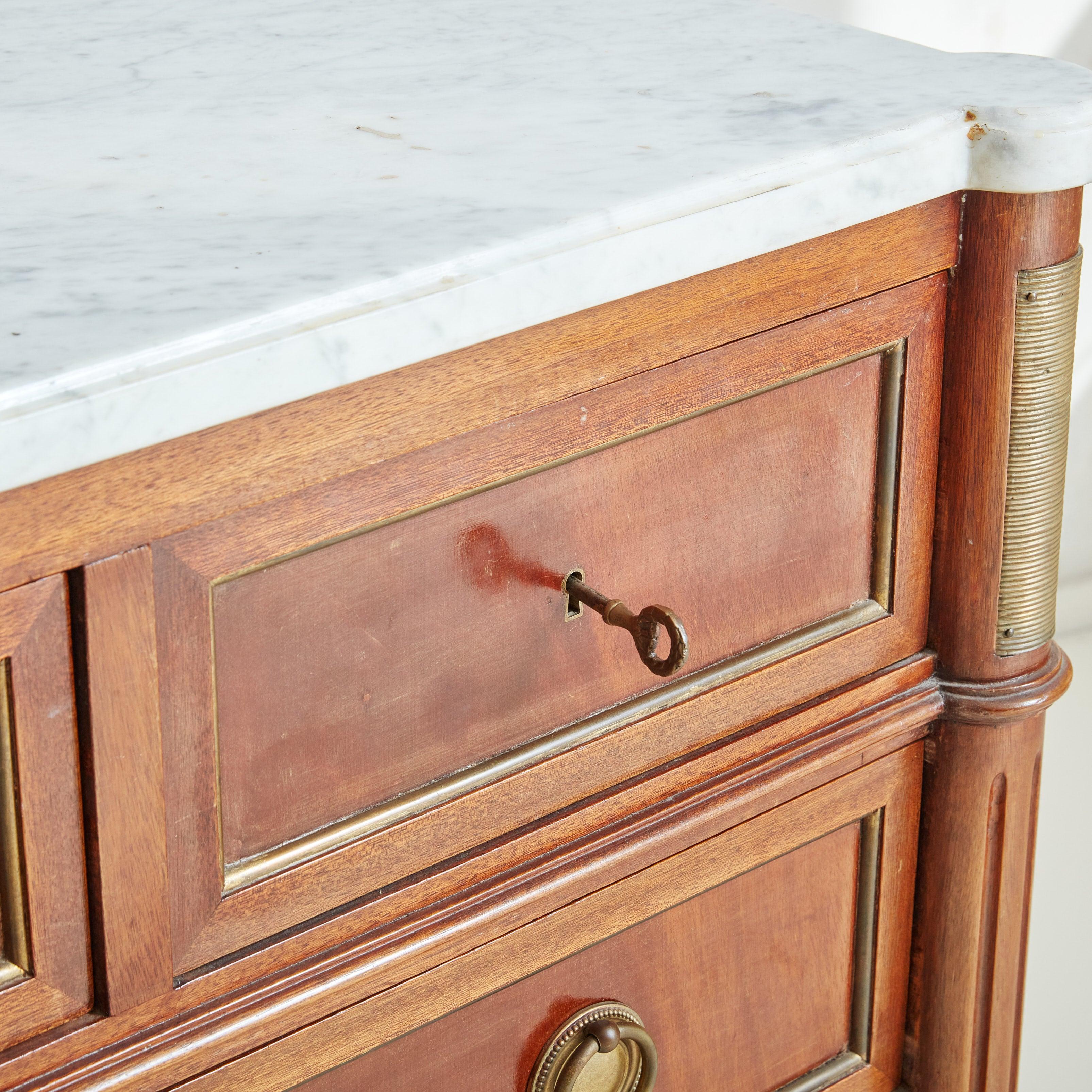 Marbre Commode de style Maison Jansen en acajou et marbre avec détails en laiton, France