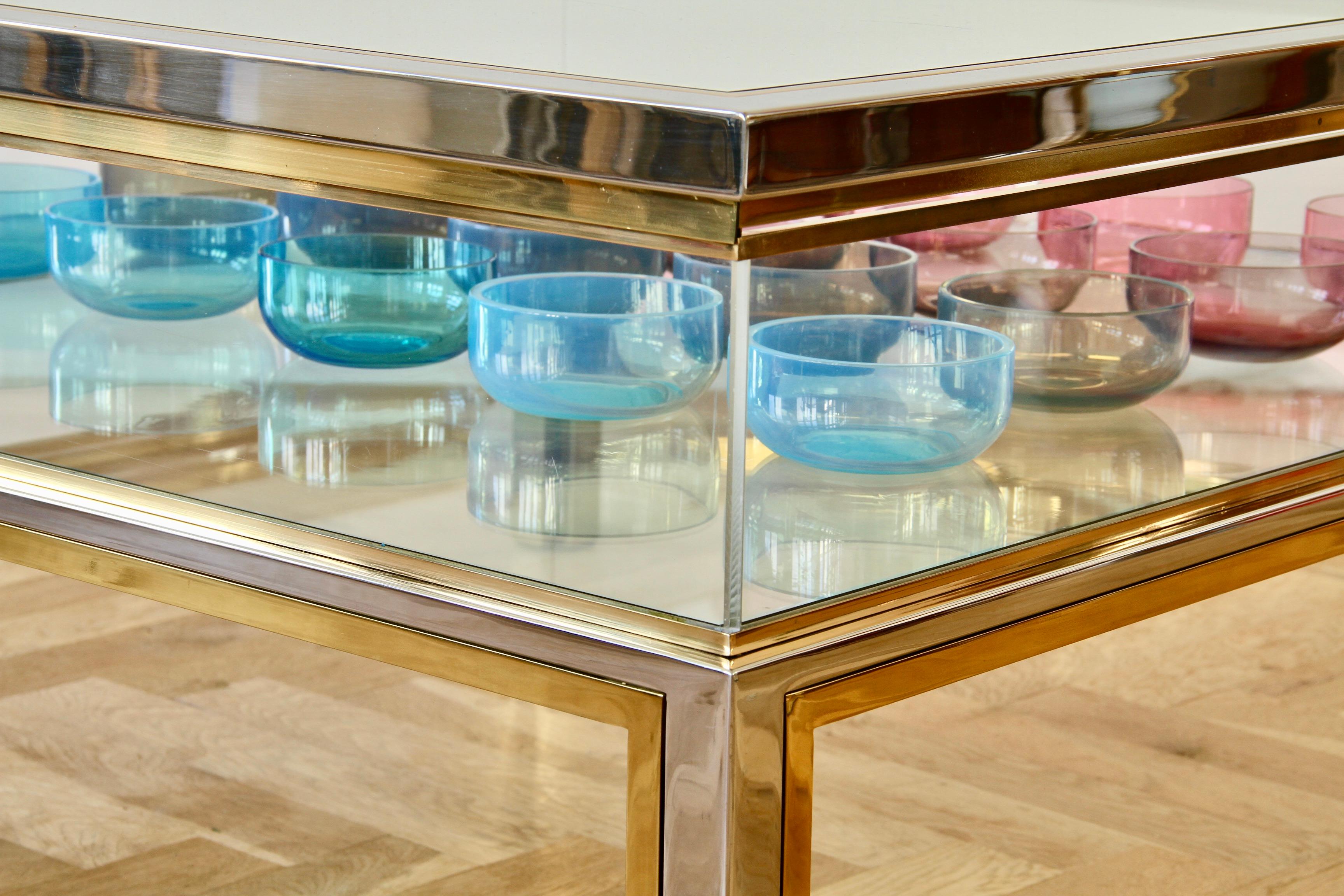 Maison Jansen Stil Mid-Century Messing und Chrom Bicolor Vitrine Couchtisch im Angebot 8