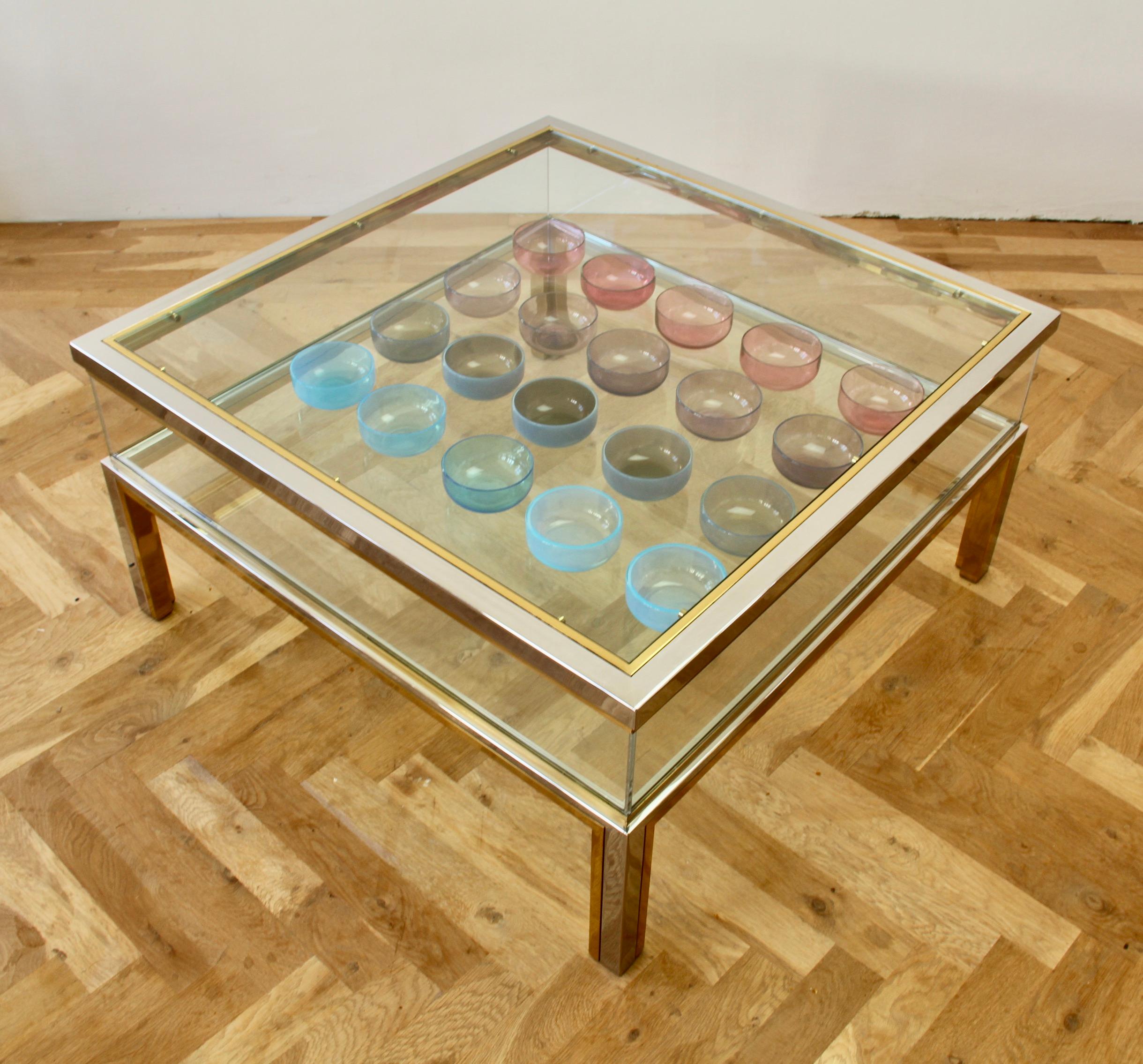 Maison Jansen Stil Mid-Century Messing und Chrom Bicolor Vitrine Couchtisch (Glas) im Angebot