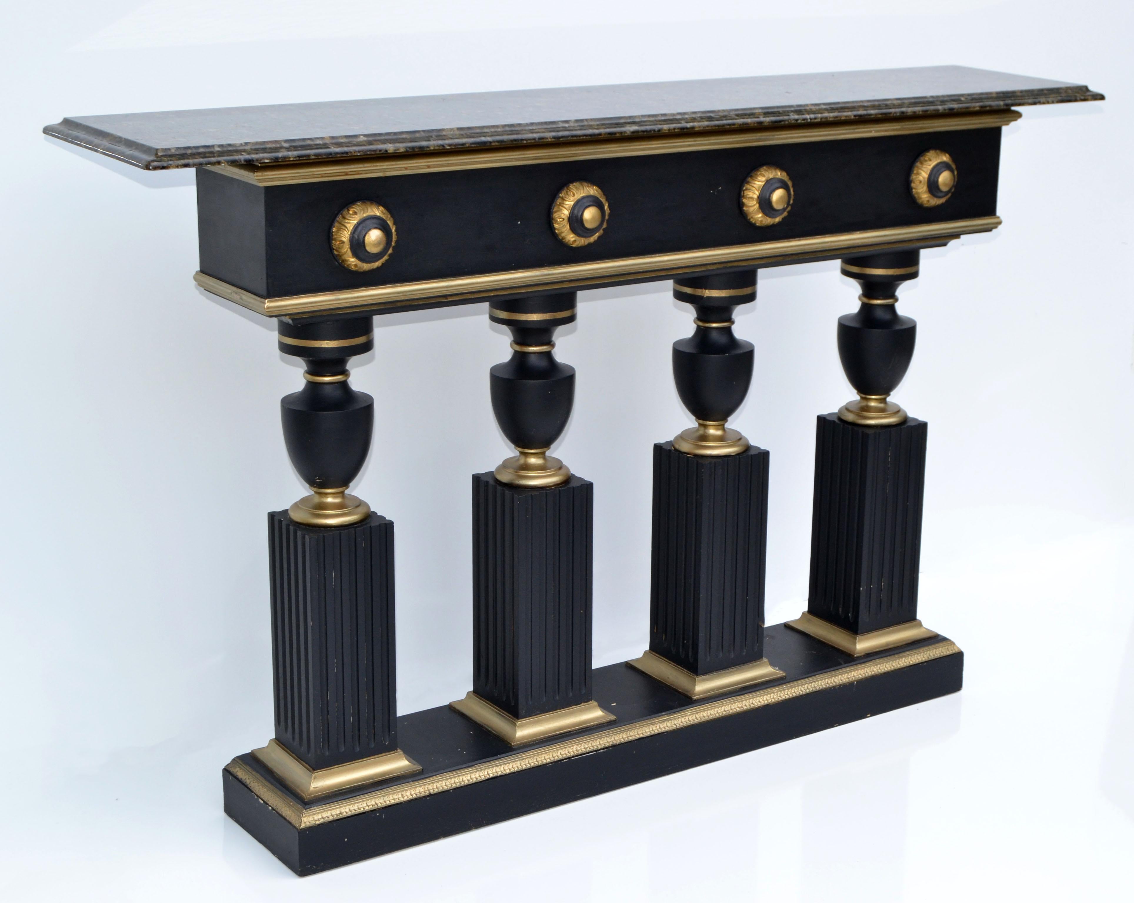 Néoclassique Console néoclassique noire et dorée de style Maison Jansen avec plateau en marbre biseauté et bronze en vente