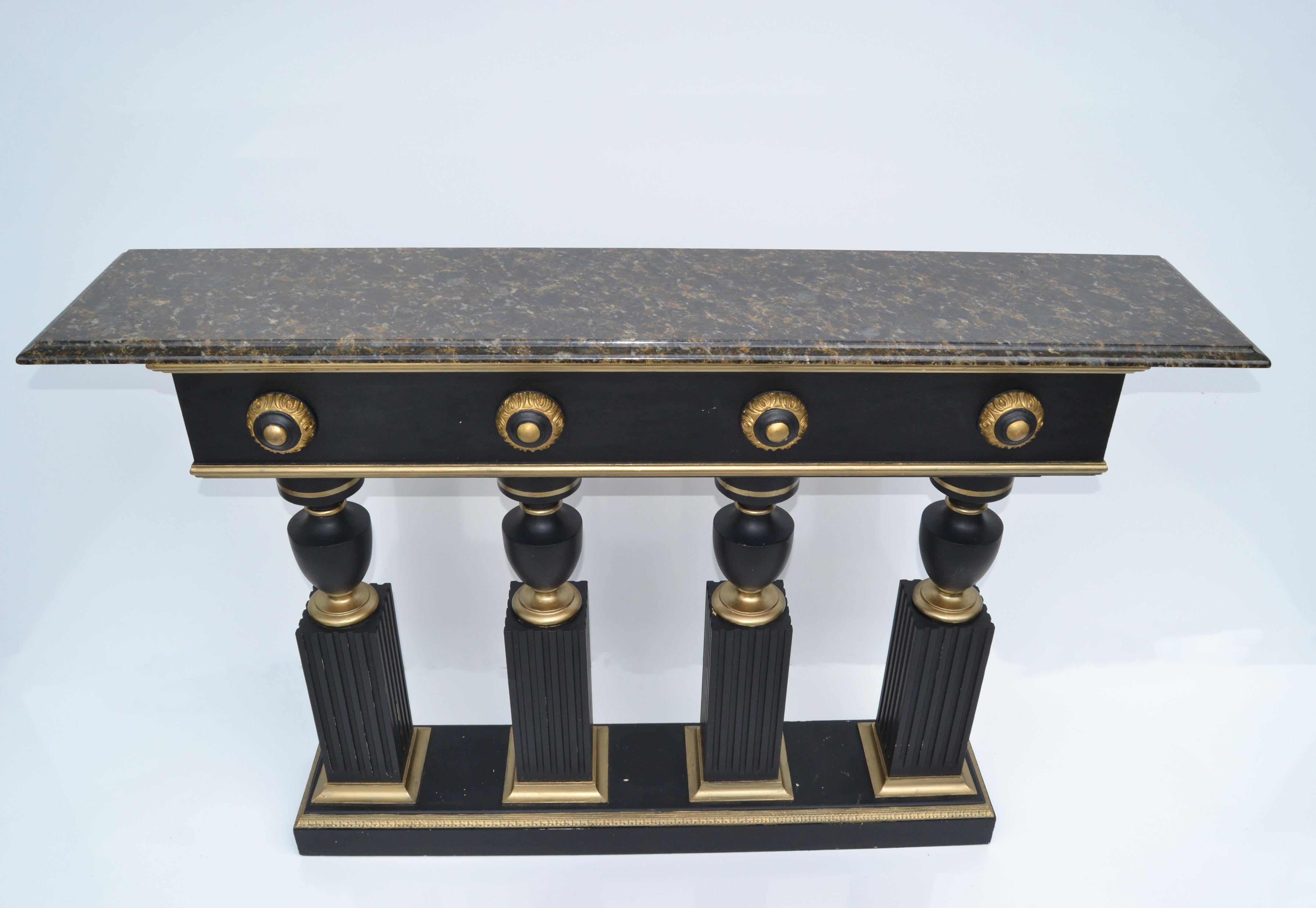 Fin du 20e siècle Console néoclassique noire et dorée de style Maison Jansen avec plateau en marbre biseauté et bronze en vente